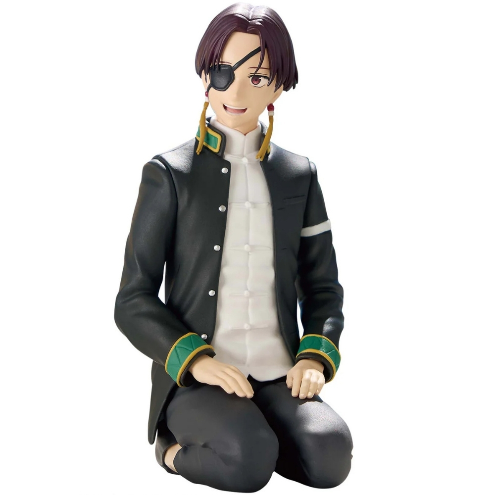 Figurina anime di un uomo in ginocchio, con giacca nera, camicia bianca, benda sull'occhio e orecchini. Sfondo bianco.