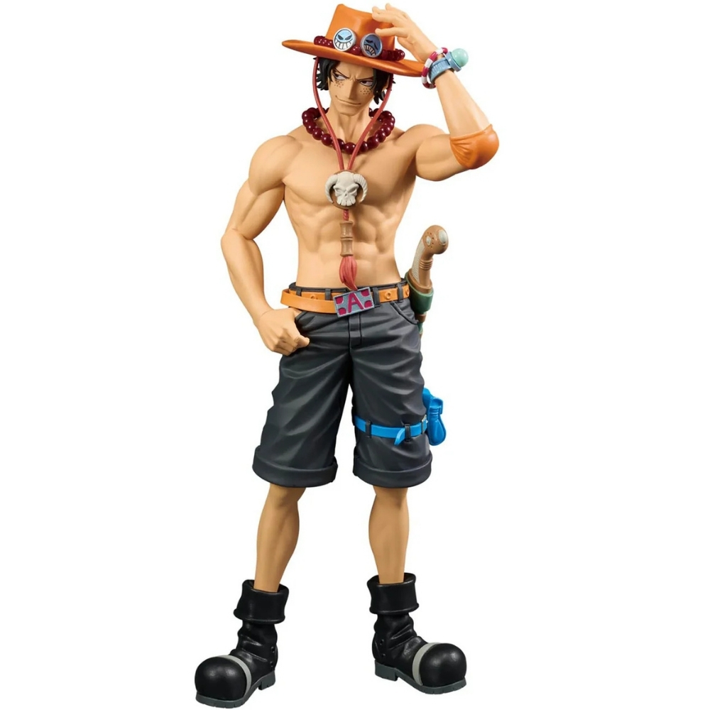 Una statuetta di un uomo muscoloso con un cappello. Indossa una collana, pantaloncini e stivali. Si tocca il cappello con una mano.
