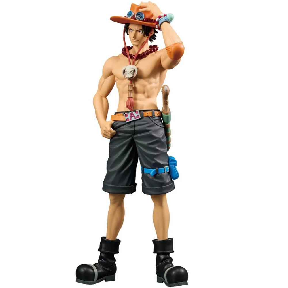 Una statuetta di un uomo muscoloso con cappello, pantaloncini e stivali. Ha una collana e un tatuaggio. Si tiene il cappello.