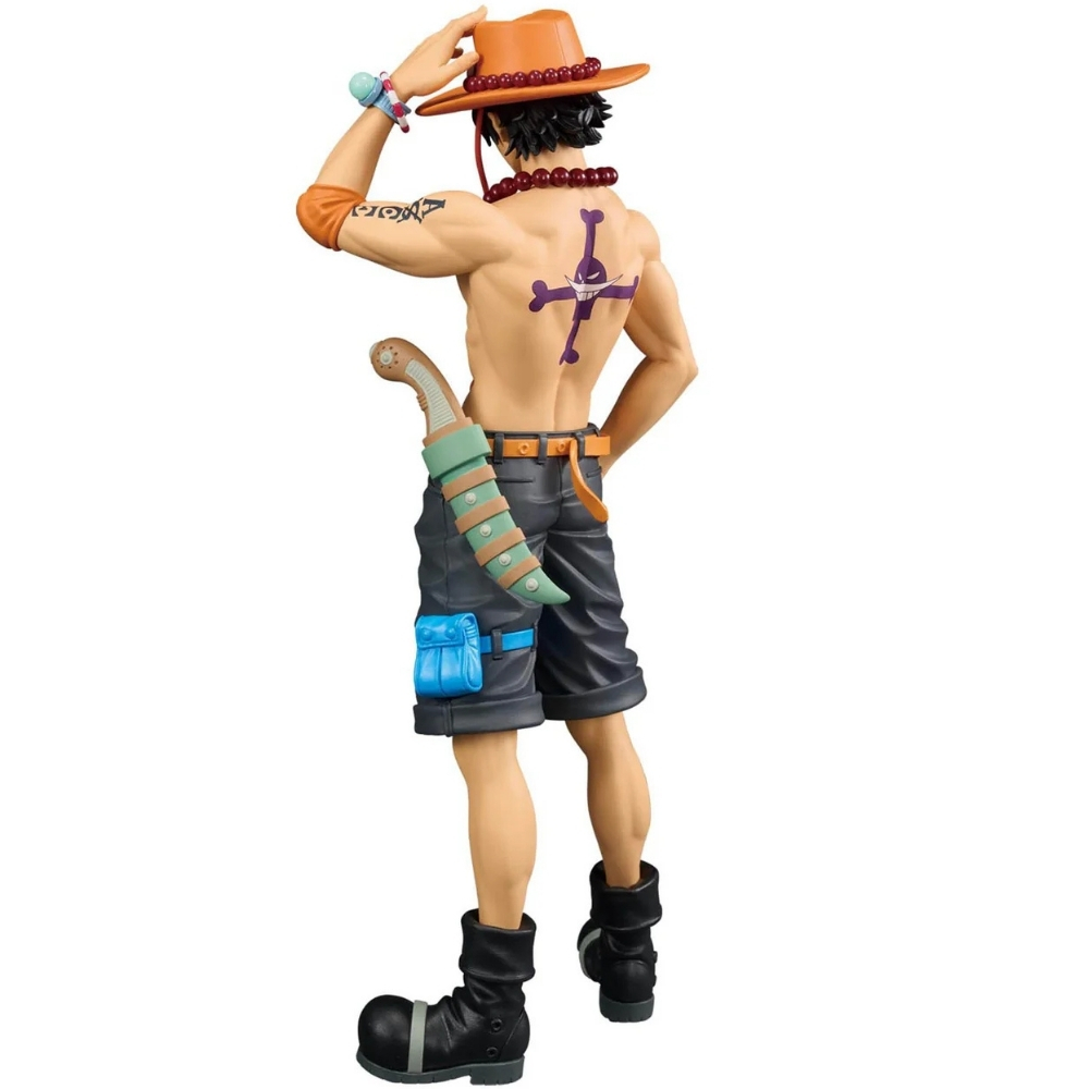 Una figura di un uomo in pantaloncini, stivali e cappello. Ha un tatuaggio sul braccio, un tatuaggio sul petto e un coltello. Si tocca il cappello.