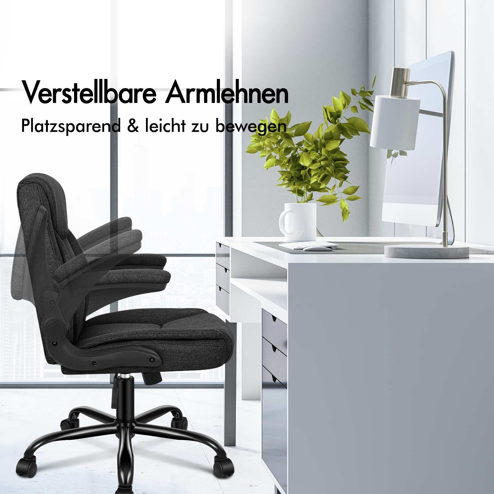 Silla de oficina negra con reposabrazos ajustables. Escritorio blanco con planta y lámpara al fondo.