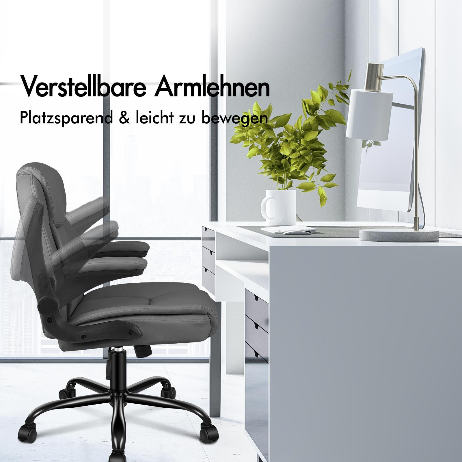 Bürostuhl mit verstellbaren Armlehnen. Grauer Stuhl auf schwarzem Gestell. Weißer Schreibtisch mit Computer und Pflanze.