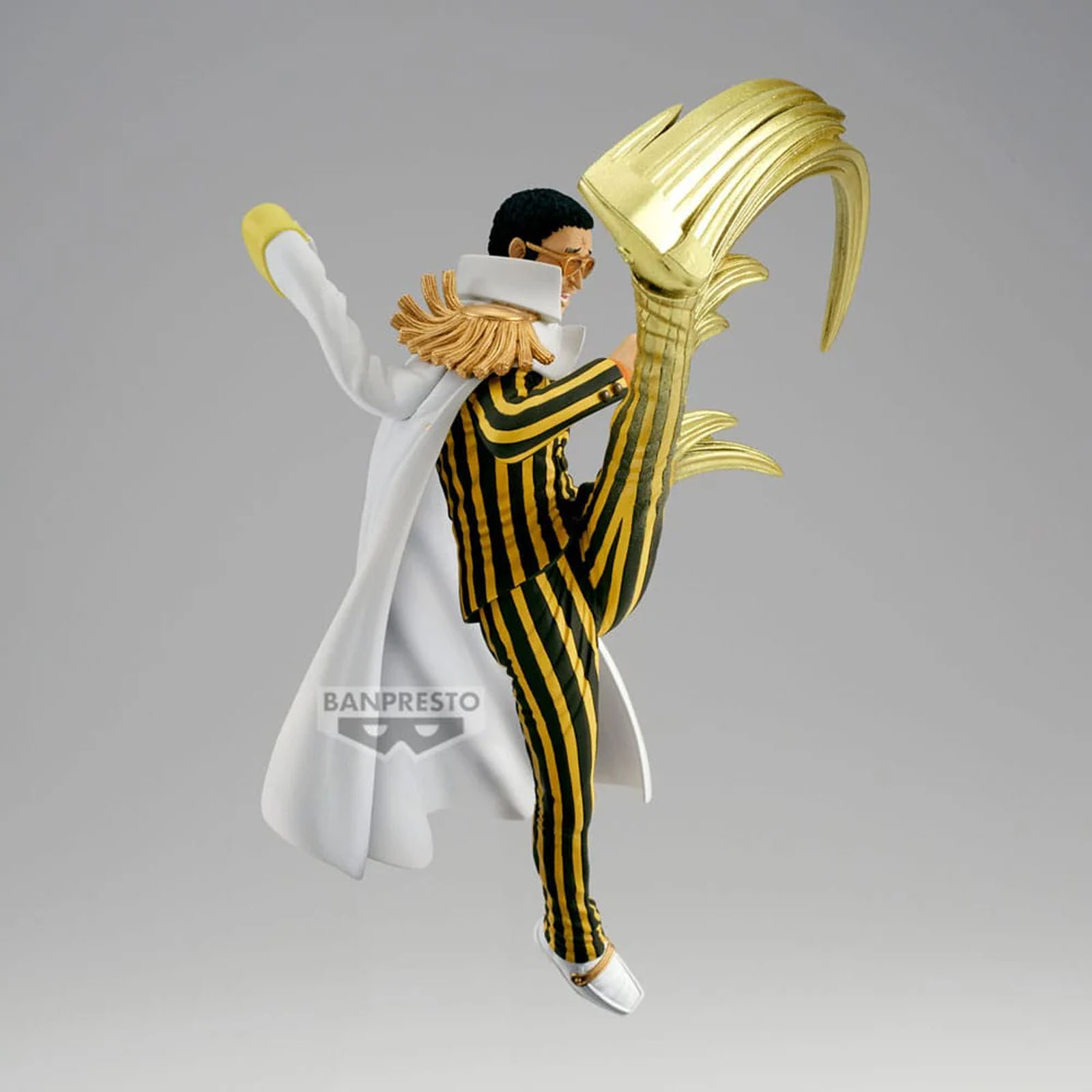 Eine Figur in schwarz-gelb gestreiftem Anzug, weißem Mantel und goldener Waffe, die posiert. Banpresto-Logo sichtbar.