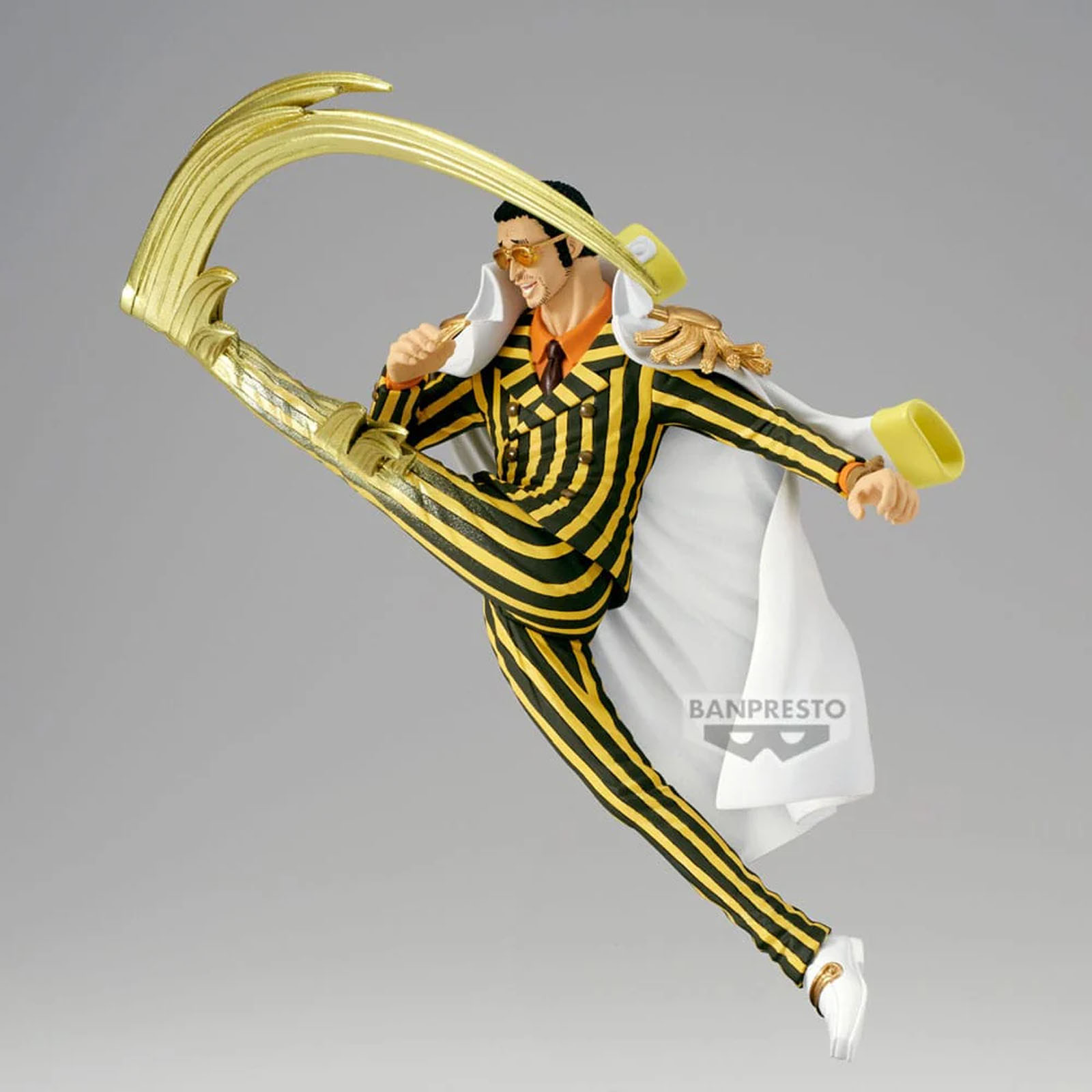 Figur eines Mannes in einem schwarz-gelb gestreiften Anzug. Er macht einen Spagat mit einer großen goldenen Sense.