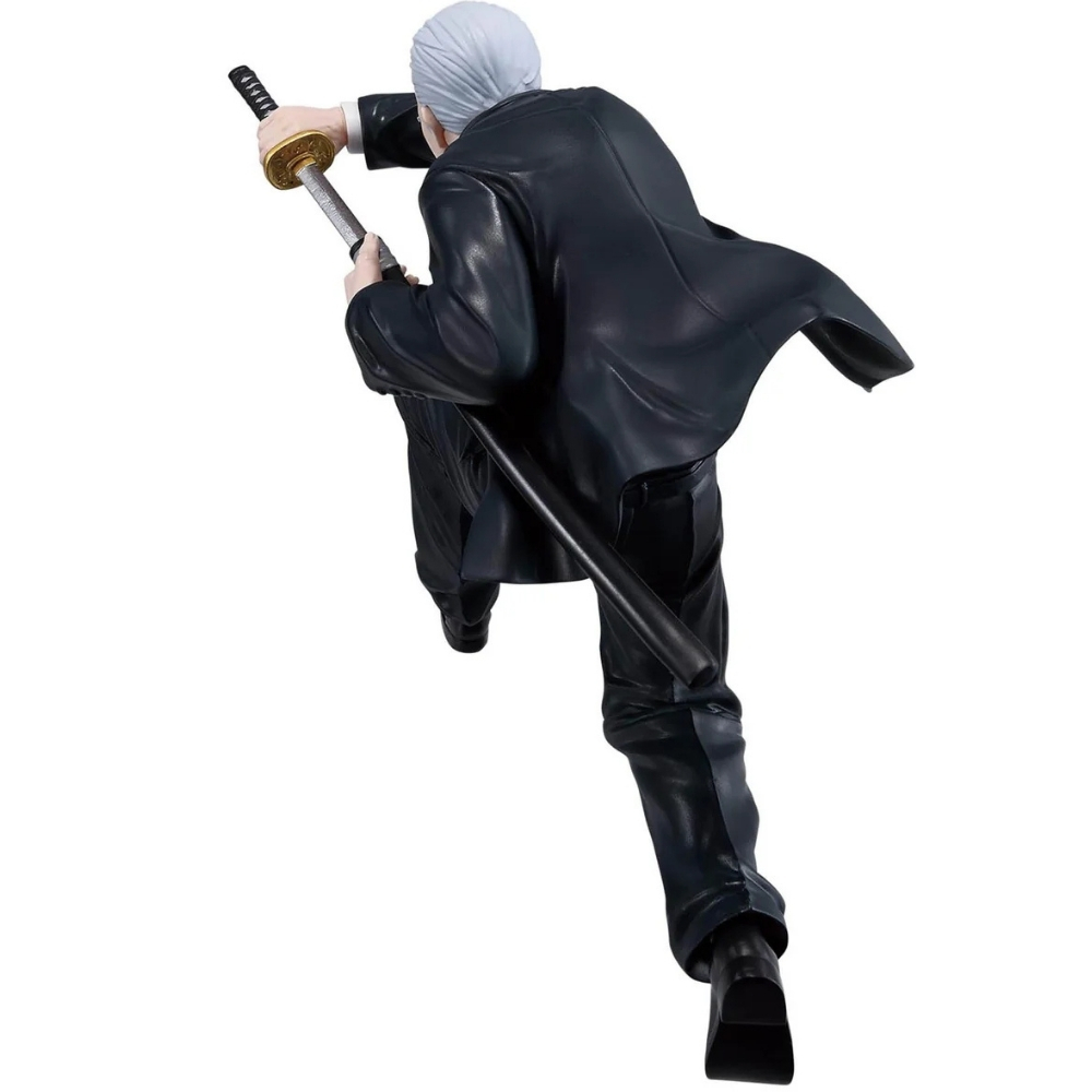 Una statuetta di un uomo in abito nero che corre, tenendo una spada. Ha i capelli grigi ed è visto da dietro, su sfondo bianco.