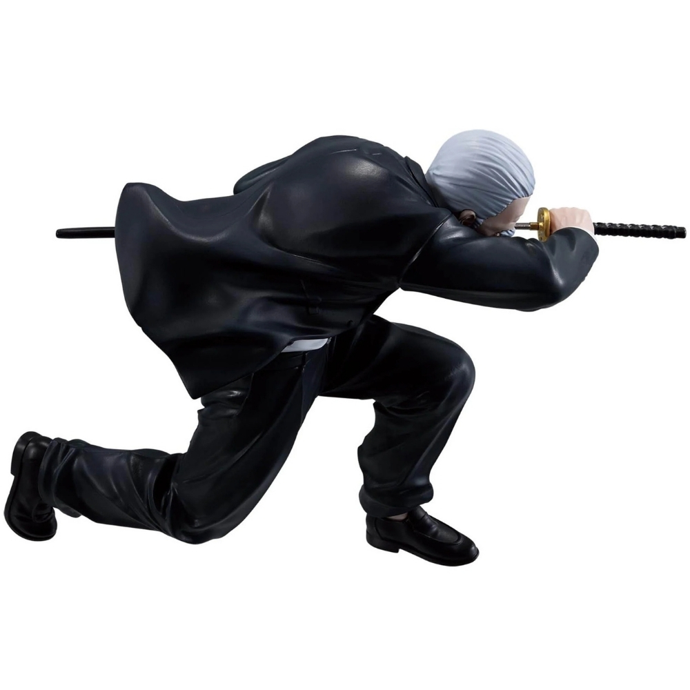 Una figura in abito nero, con copricapo bianco, tiene una katana. È in posizione accovacciata, come se stesse correndo o attaccando.
