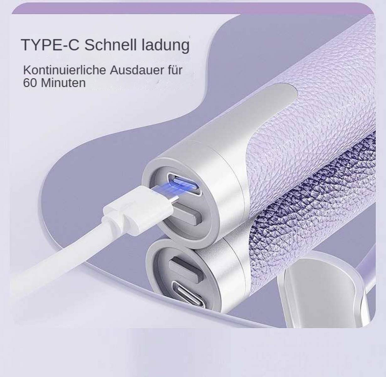 Ein weißes USB-C-Kabel ist in eine silberne Powerbank eingesteckt. Die Powerbank ist lila und hat eine strukturierte Oberfläche.