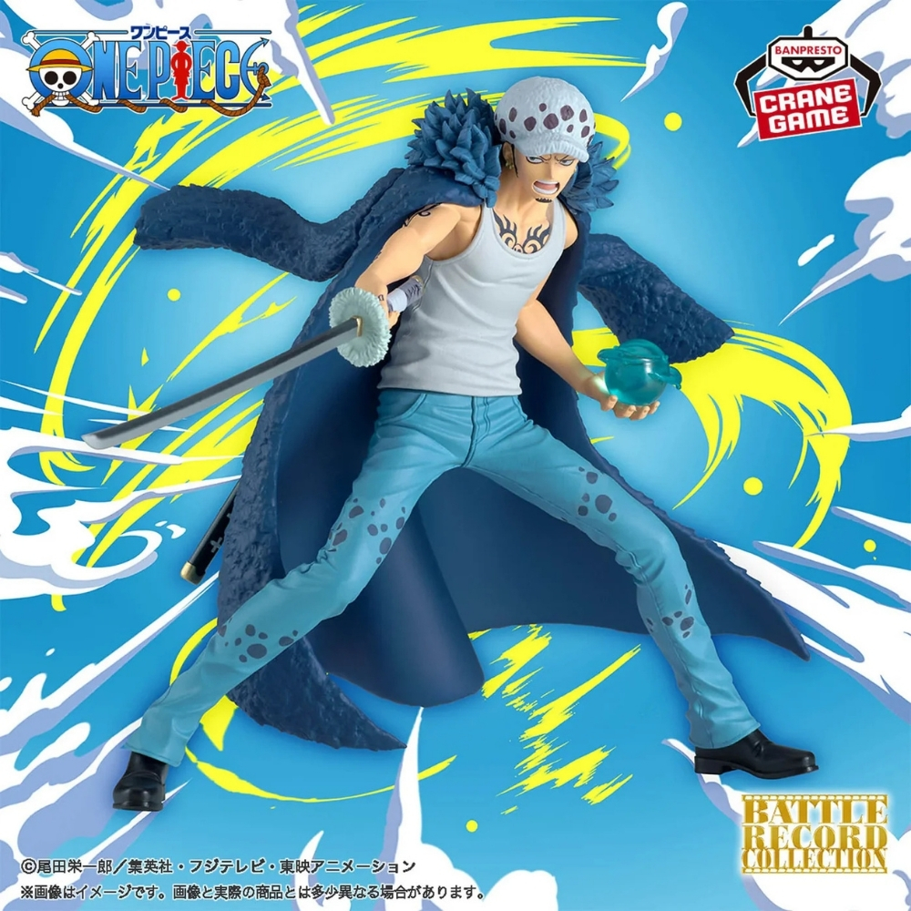 Eine Figur einer Figur mit Schwert und blauer Kugel, trägt ein weißes Tanktop und Jeans, mit einem dunkelblauen Mantel.