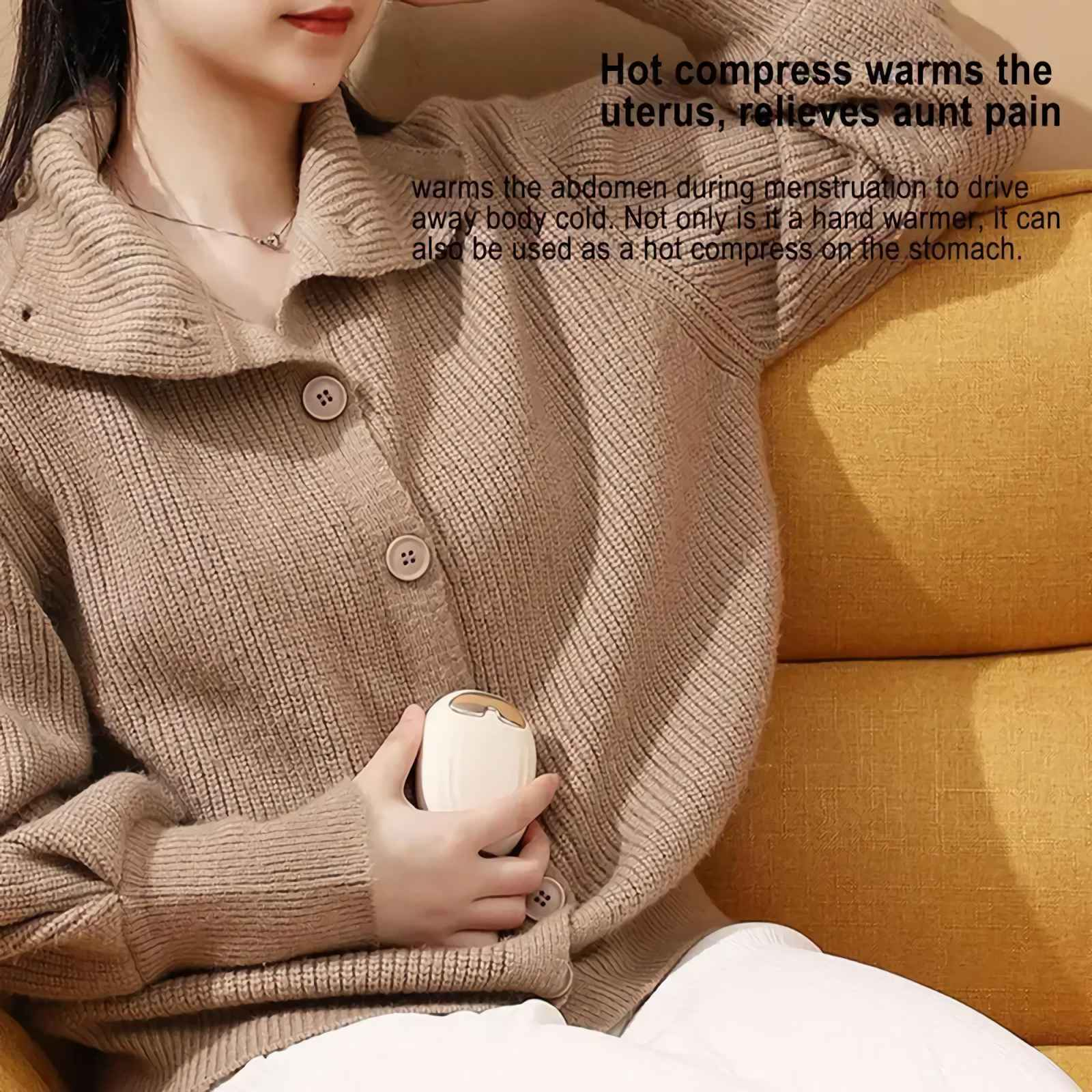 Eine Frau hält ein weißes Wärme Gerät. Sie trägt einen braunen Pullover. Text Überlagerungen lesen 'Heißkompresse'.