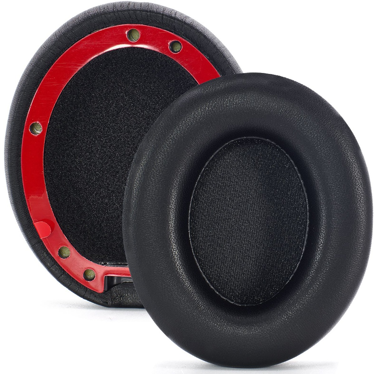 Dos almohadillas negras para auriculares. Una tiene un anillo rojo con orificios de montaje. Ambas tienen un centro de malla negra.