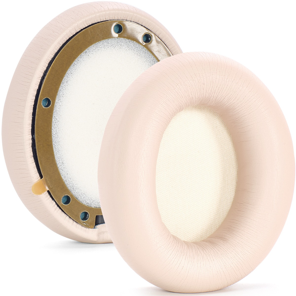 Dos almohadillas beige para auriculares. Una está completamente ensamblada, la otra separada, mostrando espuma interna y hardware.