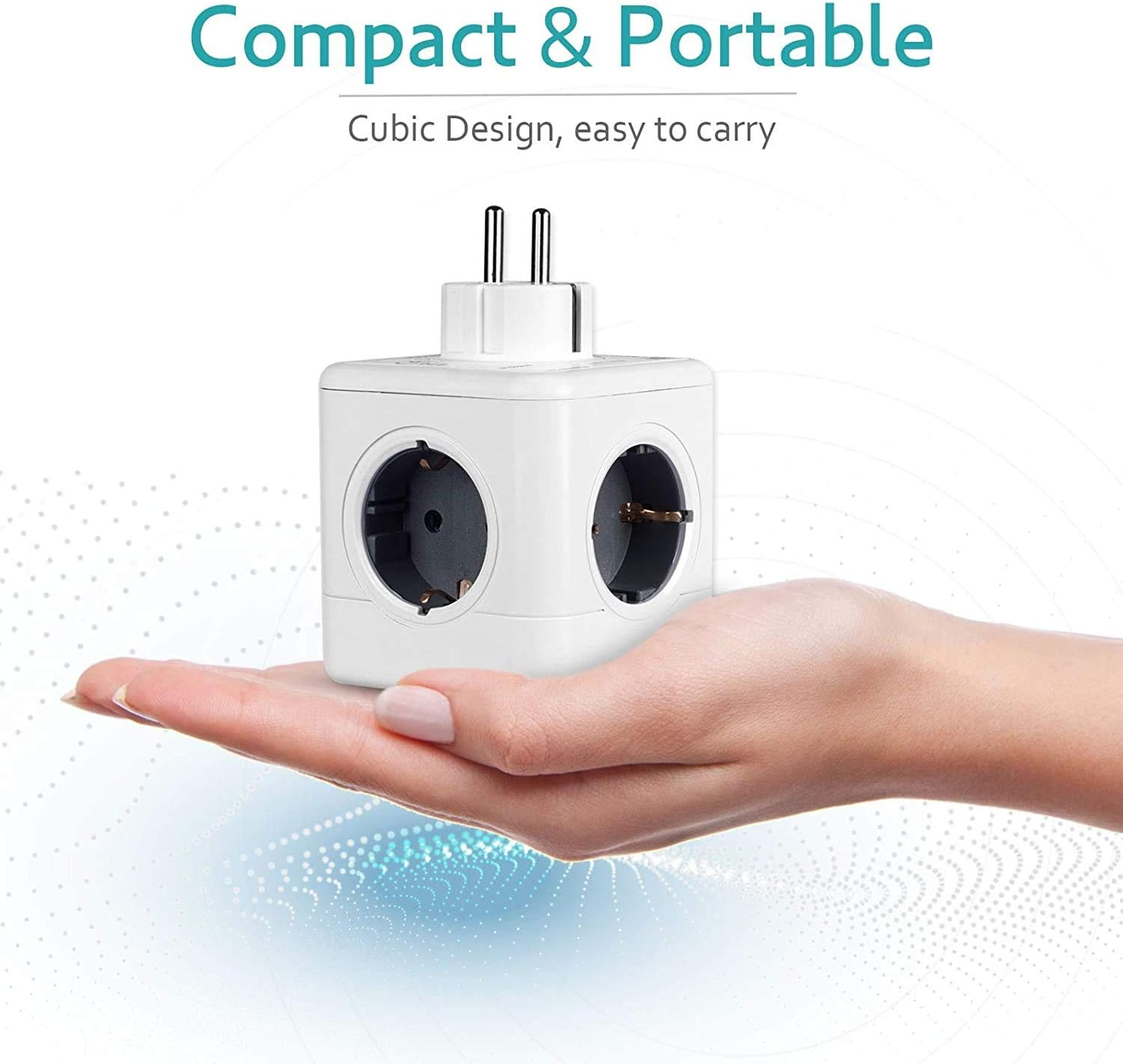 Ein weißer Netzadapter in einer Hand. Er hat drei Steckdosen und zwei Stifte. Der Text lautet 'Compact & Portable'.