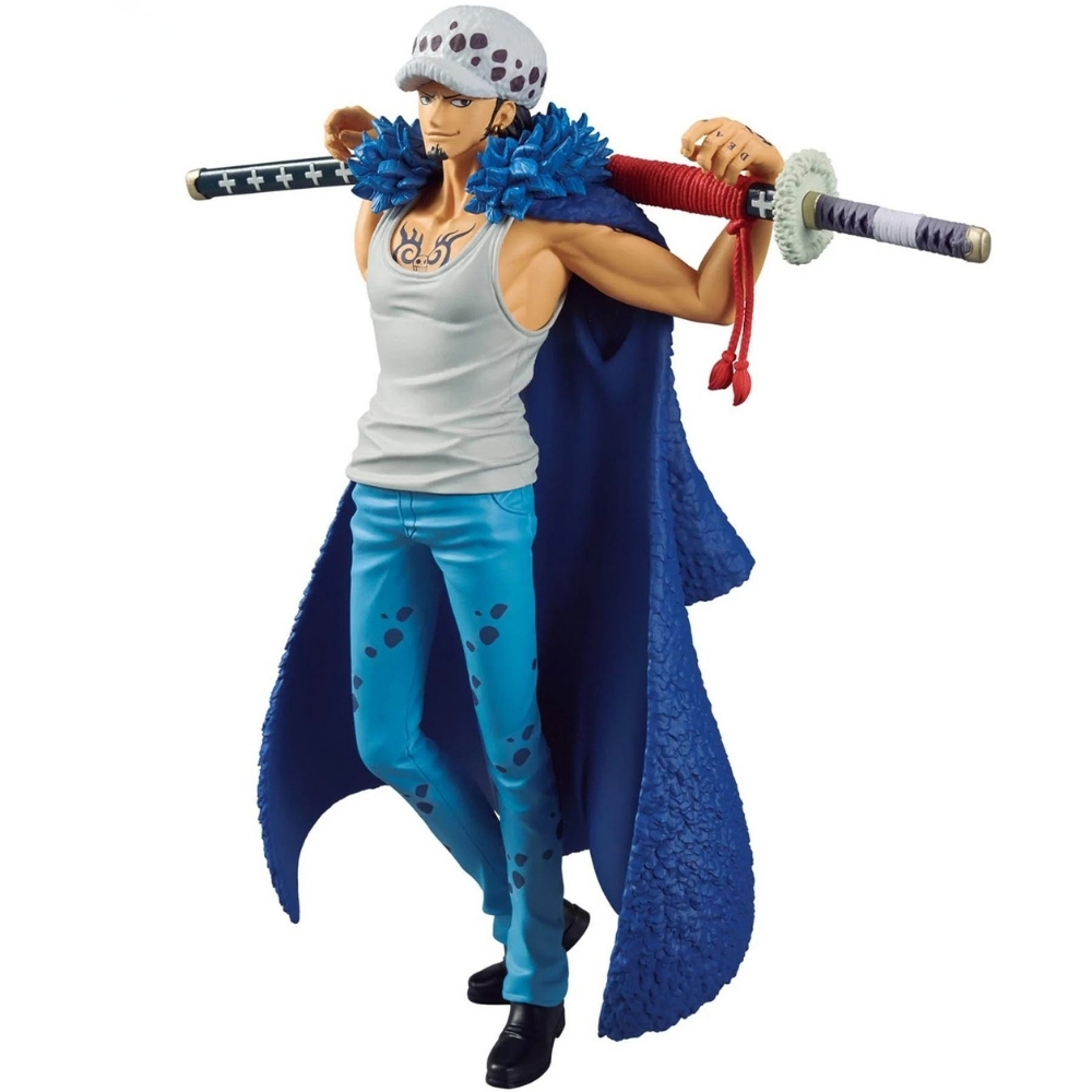 Statuetta di un uomo con una spada, canotta bianca, pantaloni blu e mantello blu, che tiene la spada.