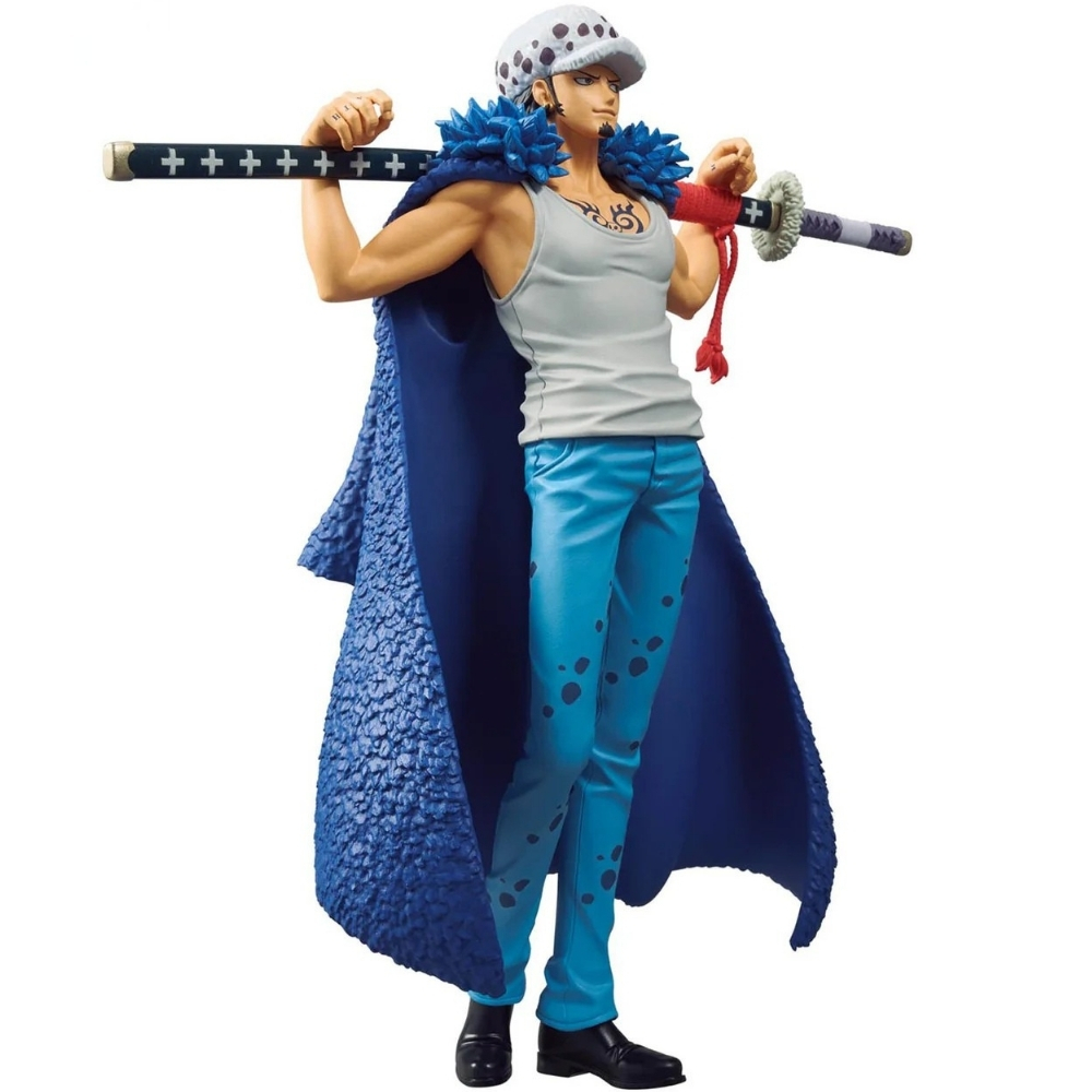 Una statuina di un uomo con una spada, cappello bianco, canotta bianca, pantaloni blu e mantello blu. Ha un tatuaggio.