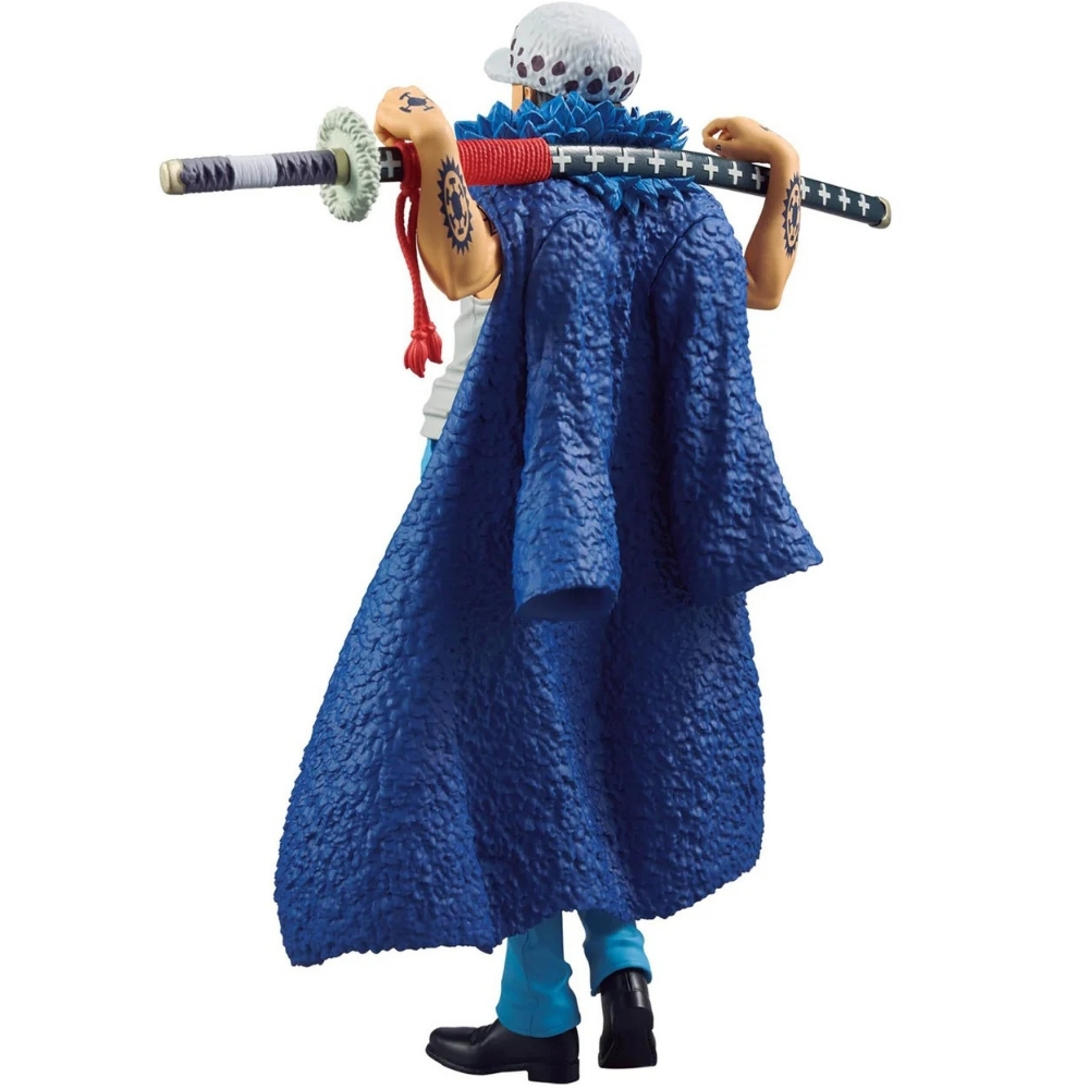 Una figura di un uomo con tatuaggi, cappello e mantello blu, che tiene una spada sulle spalle. Lo sfondo è bianco.