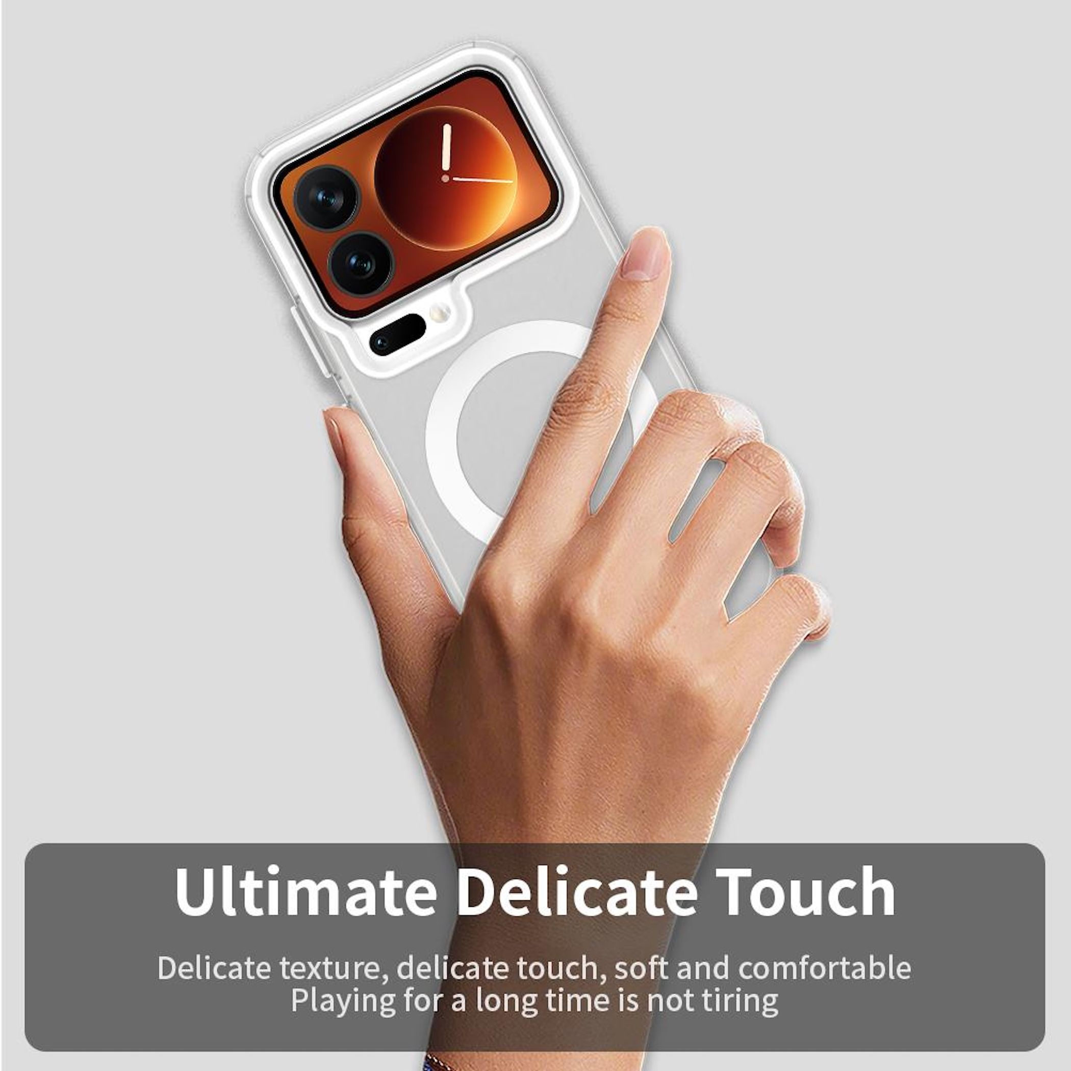 Mano sosteniendo un teléfono con una funda transparente. La pantalla del teléfono muestra un diseño de reloj.