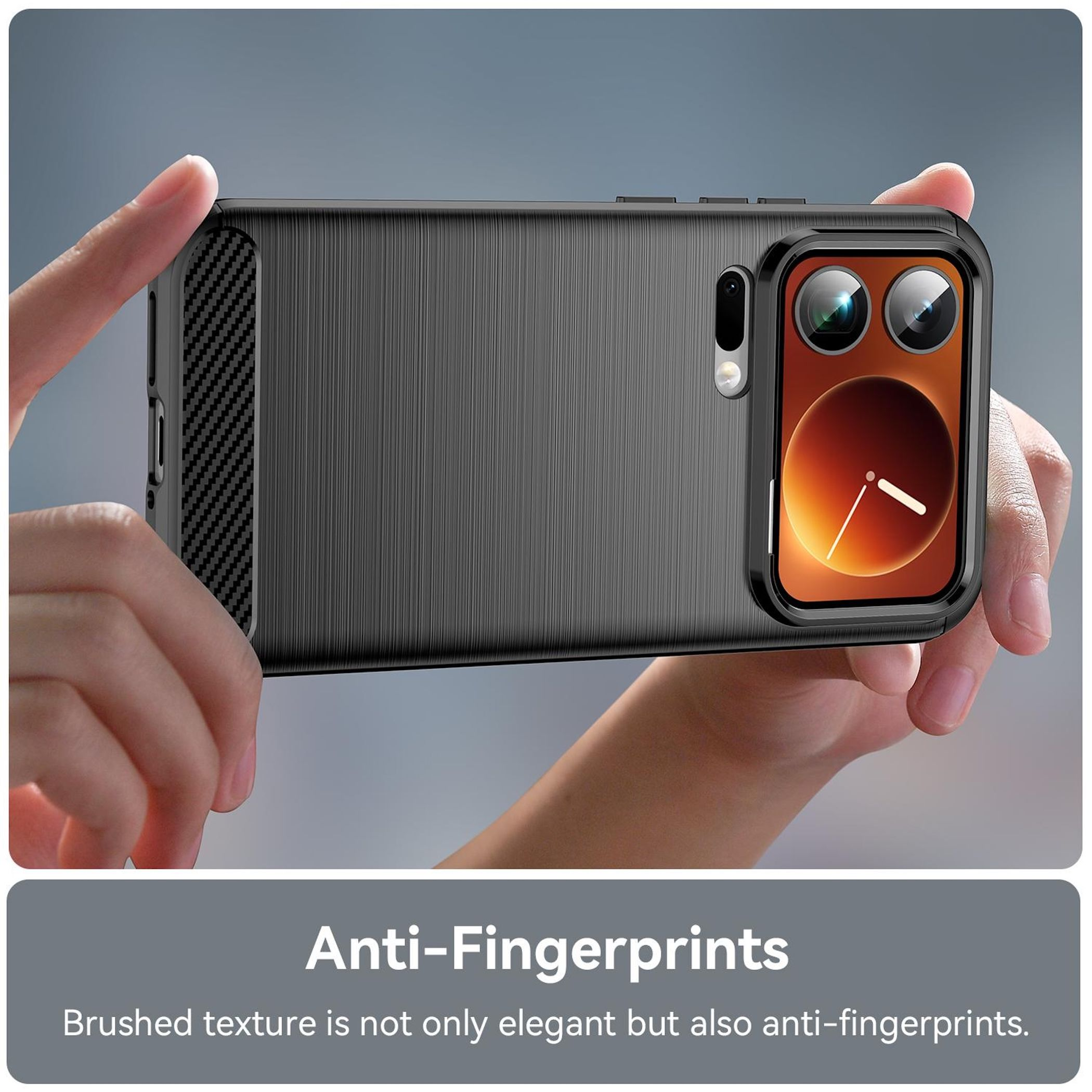 Una funda de teléfono es sostenida por manos. La funda es gris oscuro con un marco de cámara negro. La pantalla muestra un reloj.