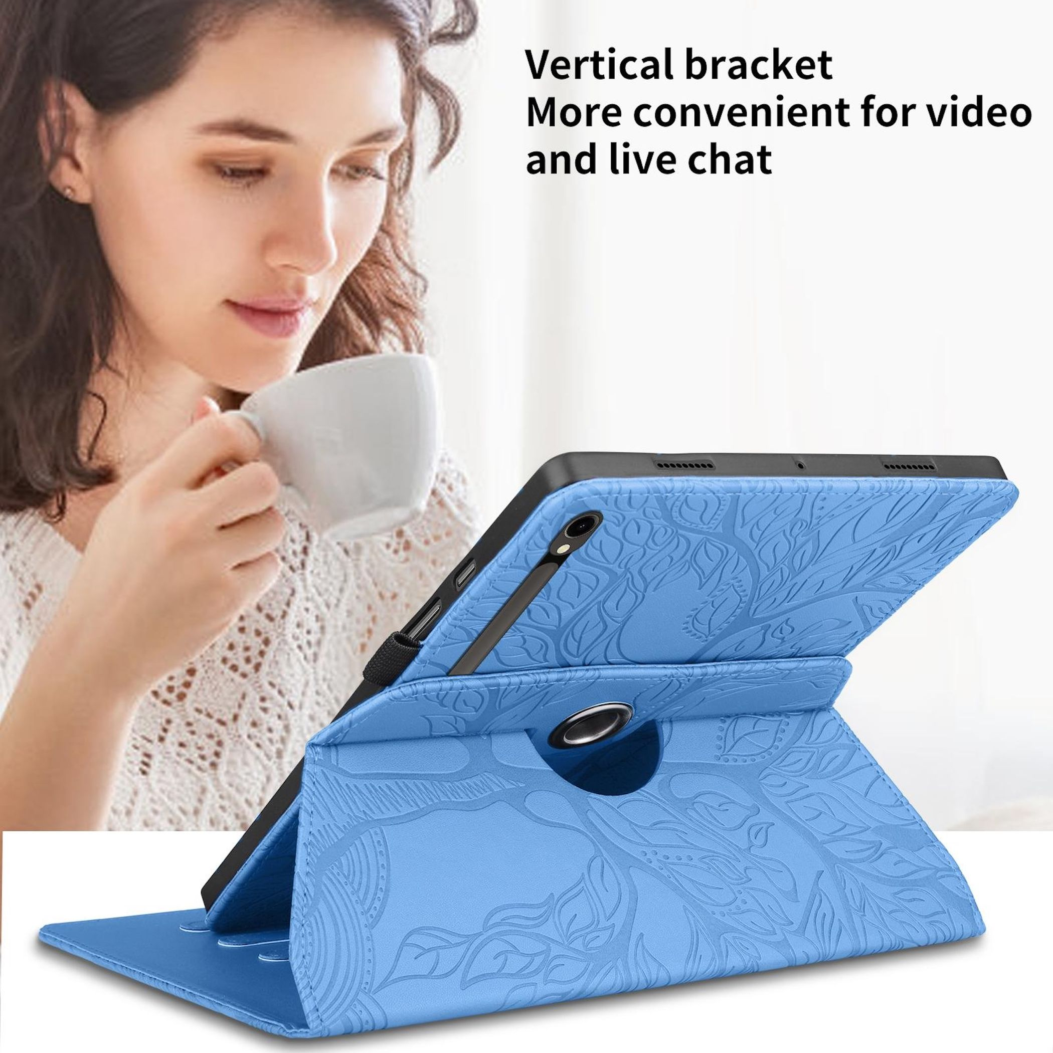 Una mujer sosteniendo una taza, con una tableta en una funda azul en primer plano. Texto: Soporte vertical. Más conveniente para video chat.