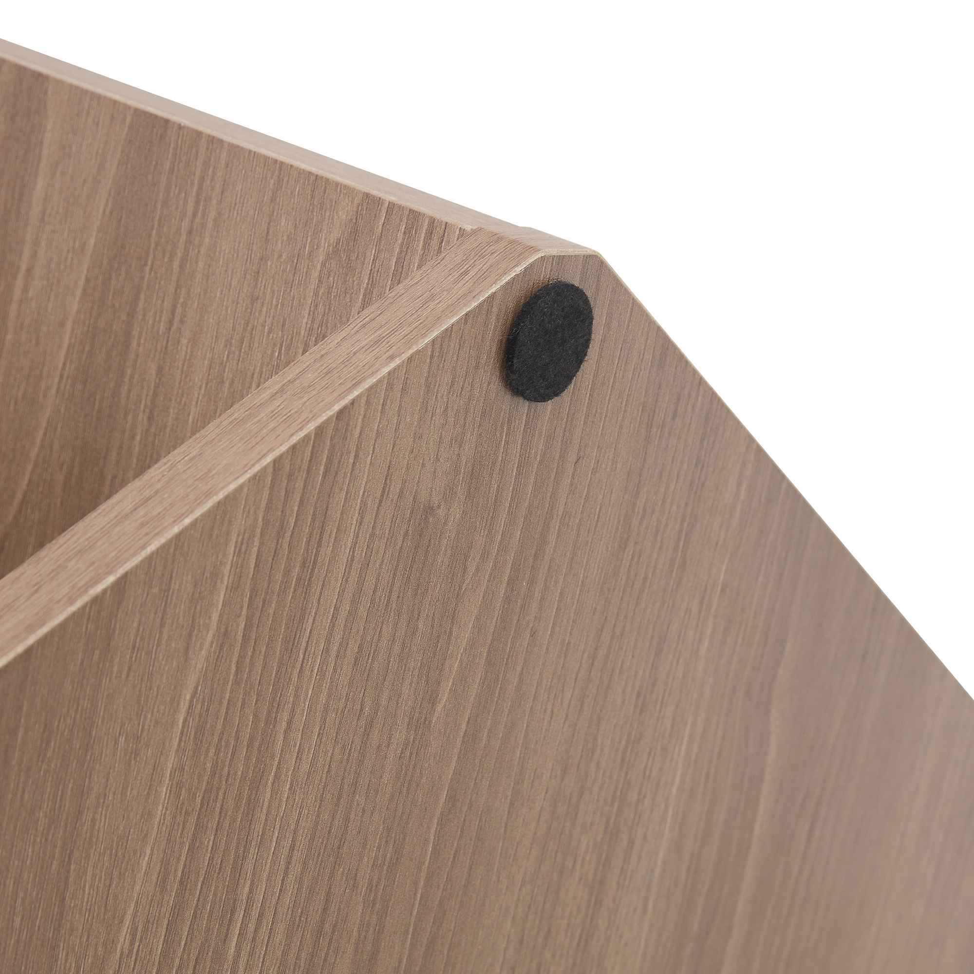 Nahaufnahme einer Holzstruktur mit einem dunklen Filzpad. Das Holz hat eine hellbraune Maserung.
