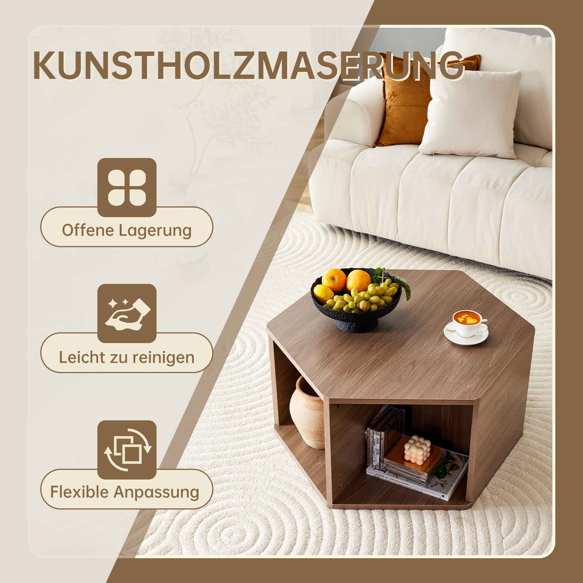Brauner sechseckiger Couchtisch mit Früchten, einer Tasse und einer Vase auf einem weißen Teppich, neben einem weißen Sofa.