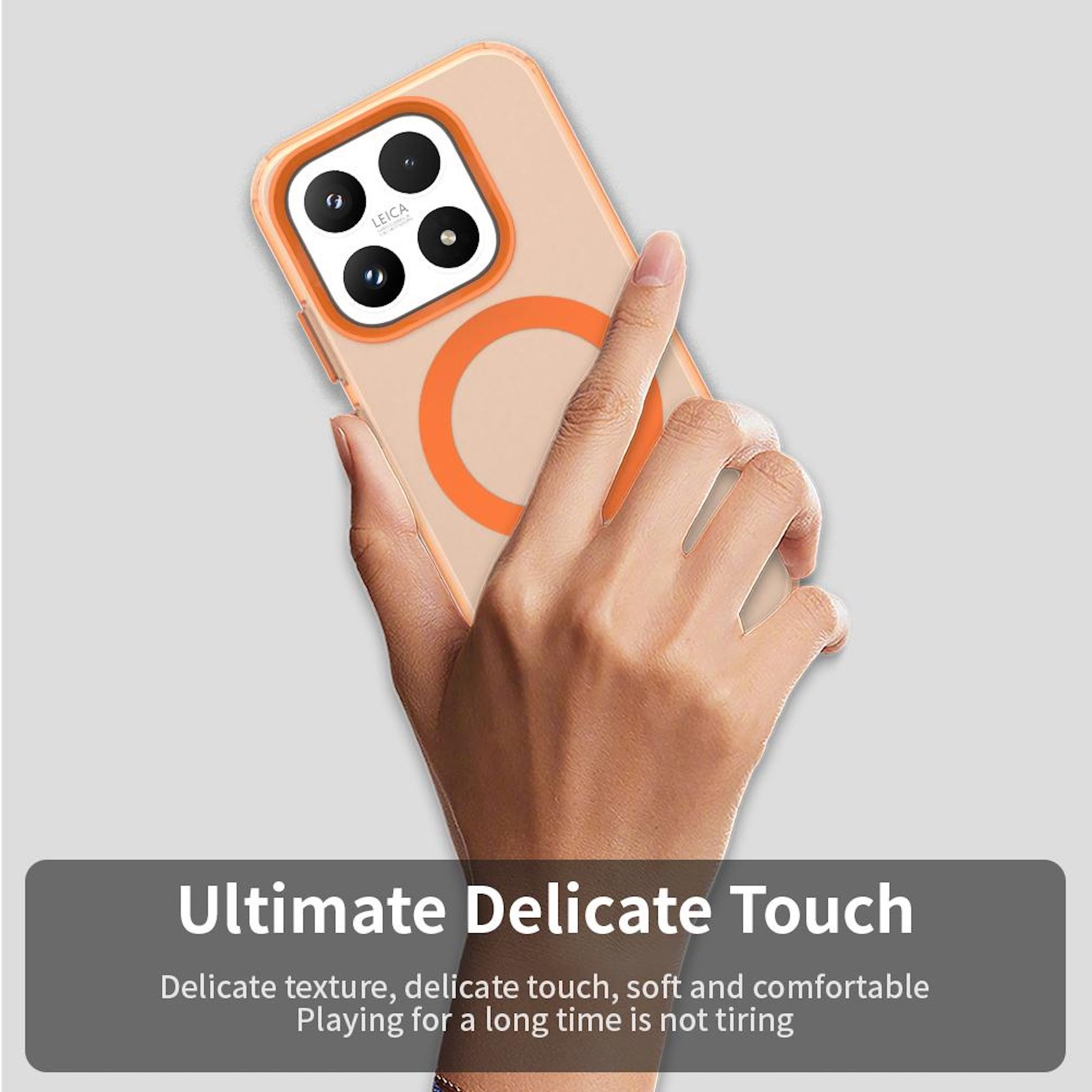 Una mano sosteniendo un teléfono en una funda con detalles en naranja. El teléfono tiene una cámara Leica. Texto: Ultimate Delicate Touch.
