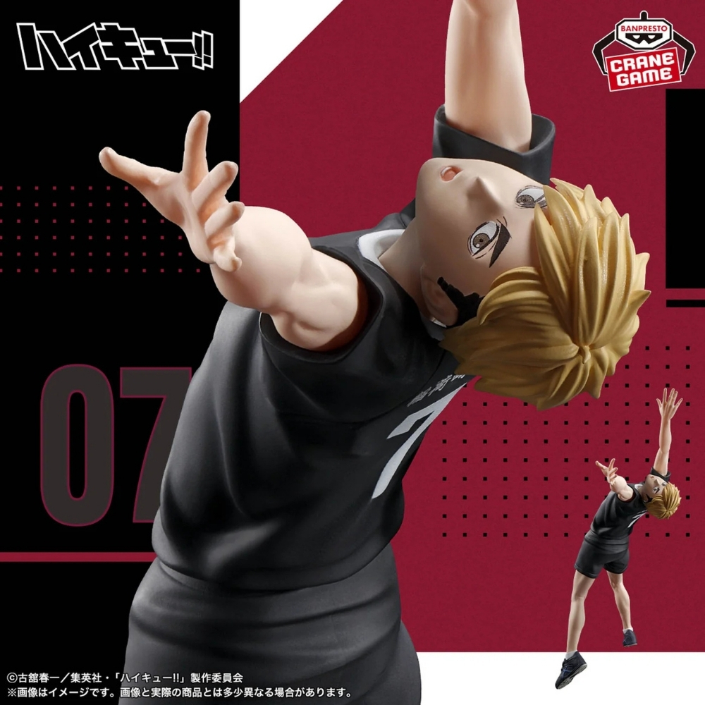 Figurina anime di un giocatore di pallavolo in uniforme nera, che salta e si allunga. Lo sfondo è rosso e nero.