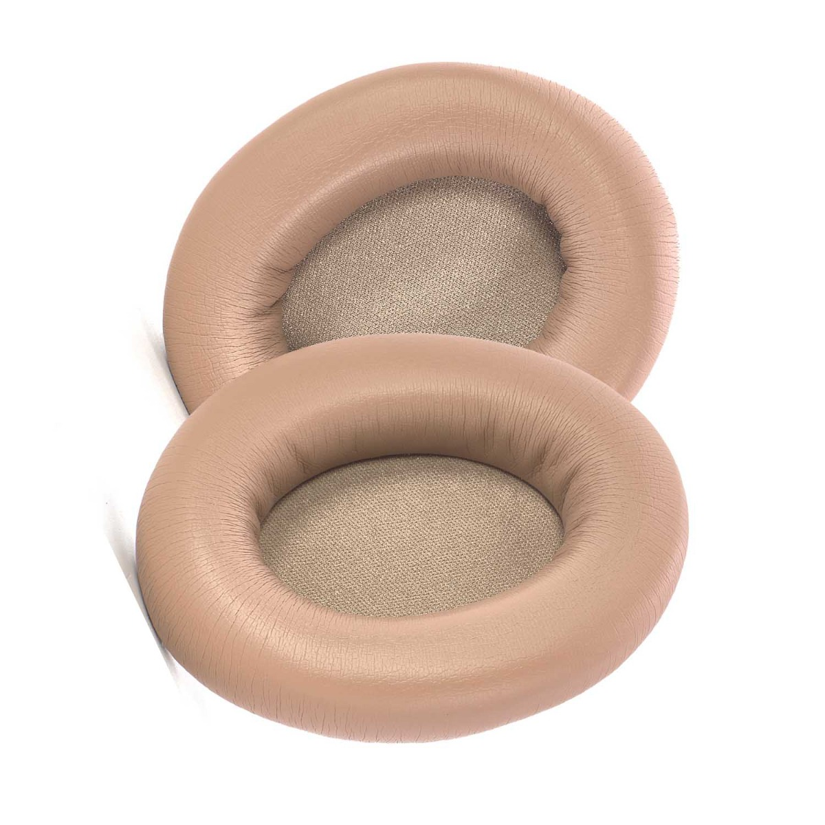 Dos almohadillas beige circulares para auriculares, sobre fondo blanco.