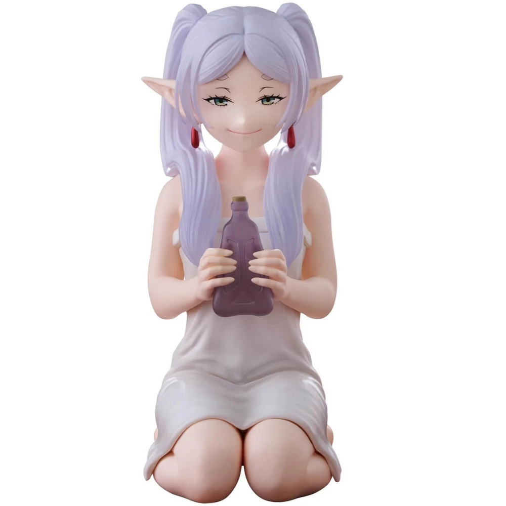 Figurina anime di una donna in ginocchio con capelli viola, che tiene una bottiglia viola. Indossa un vestito bianco e ha orecchie da elfo.