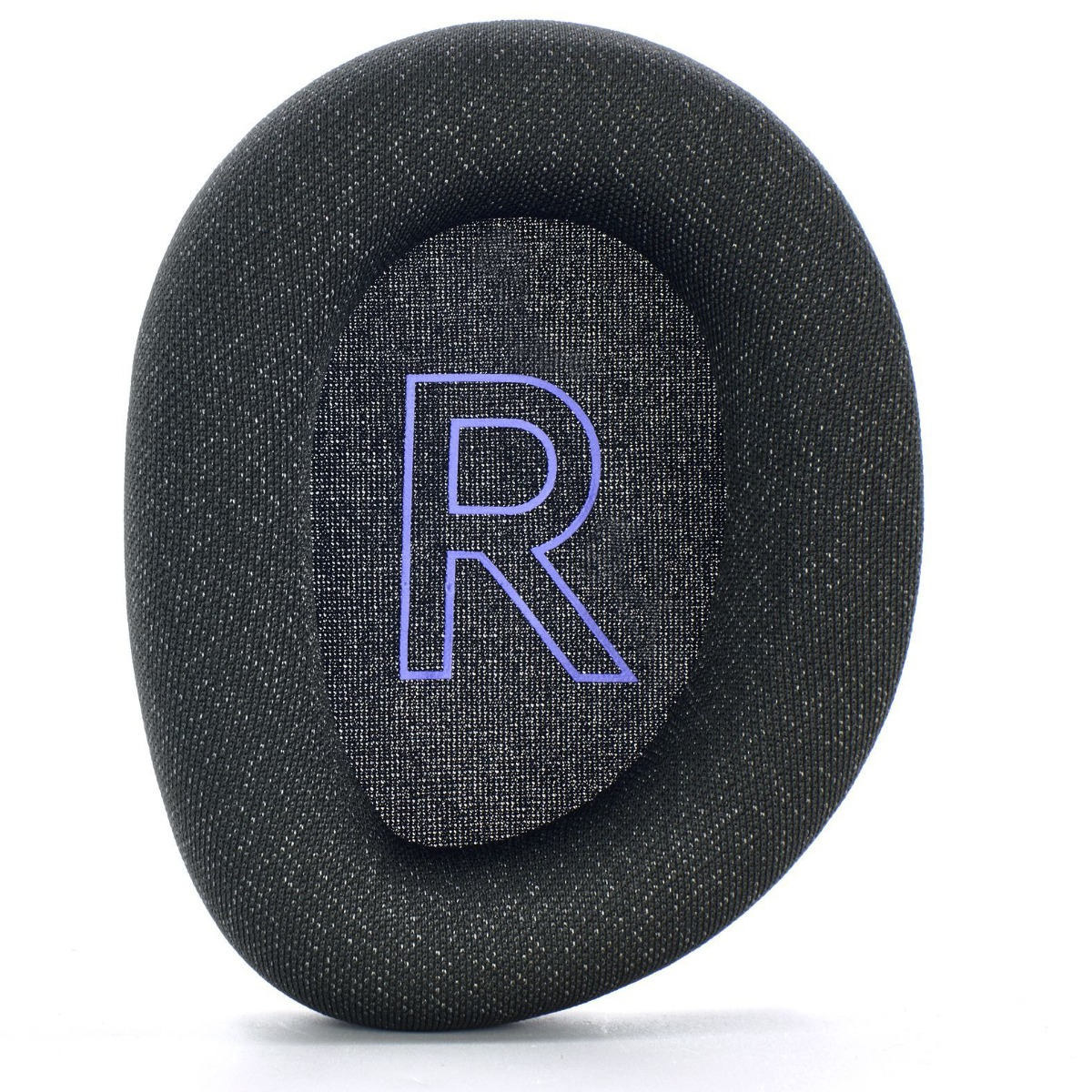 Un cojín de oreja negro para auriculares con una 'R' púrpura en un centro de malla negra, sobre un fondo blanco.