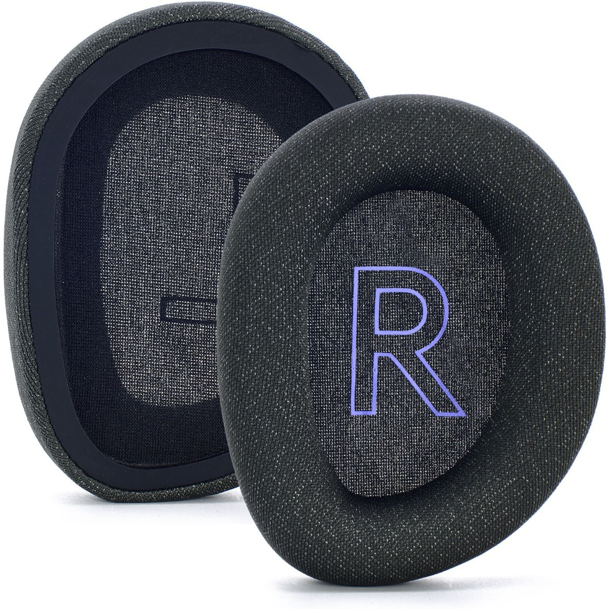 Dos almohadillas negras para auriculares. Una tiene una 'R' púrpura impresa. La otra está detrás.