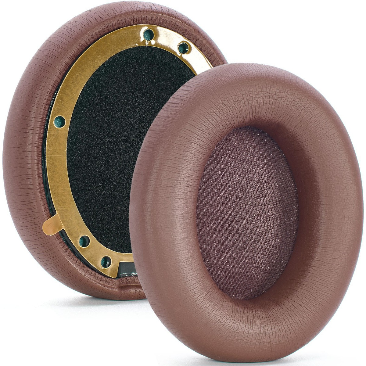 Dos almohadillas marrones para auriculares sobre un fondo blanco. Una está parcialmente abierta mostrando un interior negro y un borde dorado.