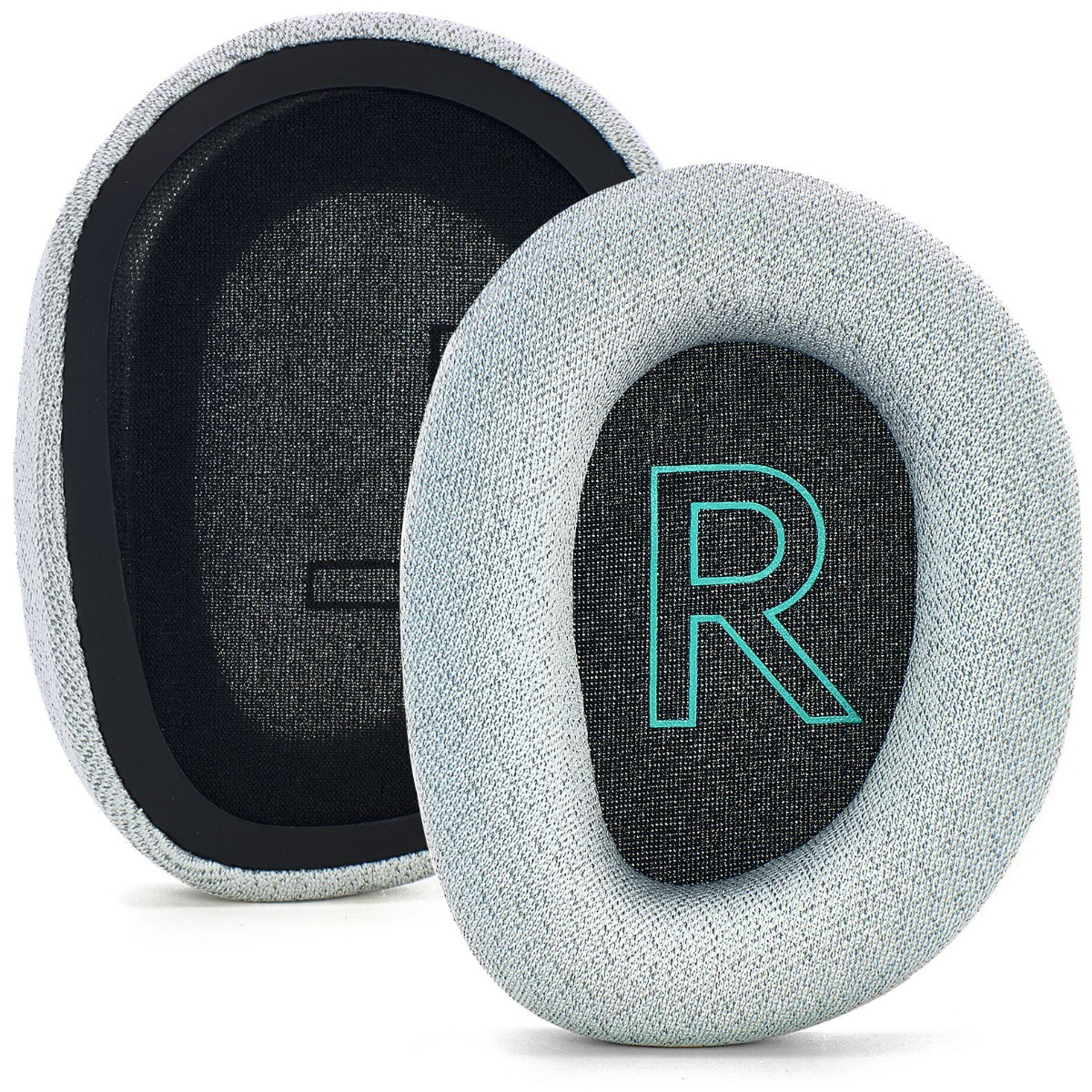 Dos almohadillas grises para auriculares. Una muestra una 'R' turquesa sobre una malla negra. La otra está detrás, mostrando la malla negra.