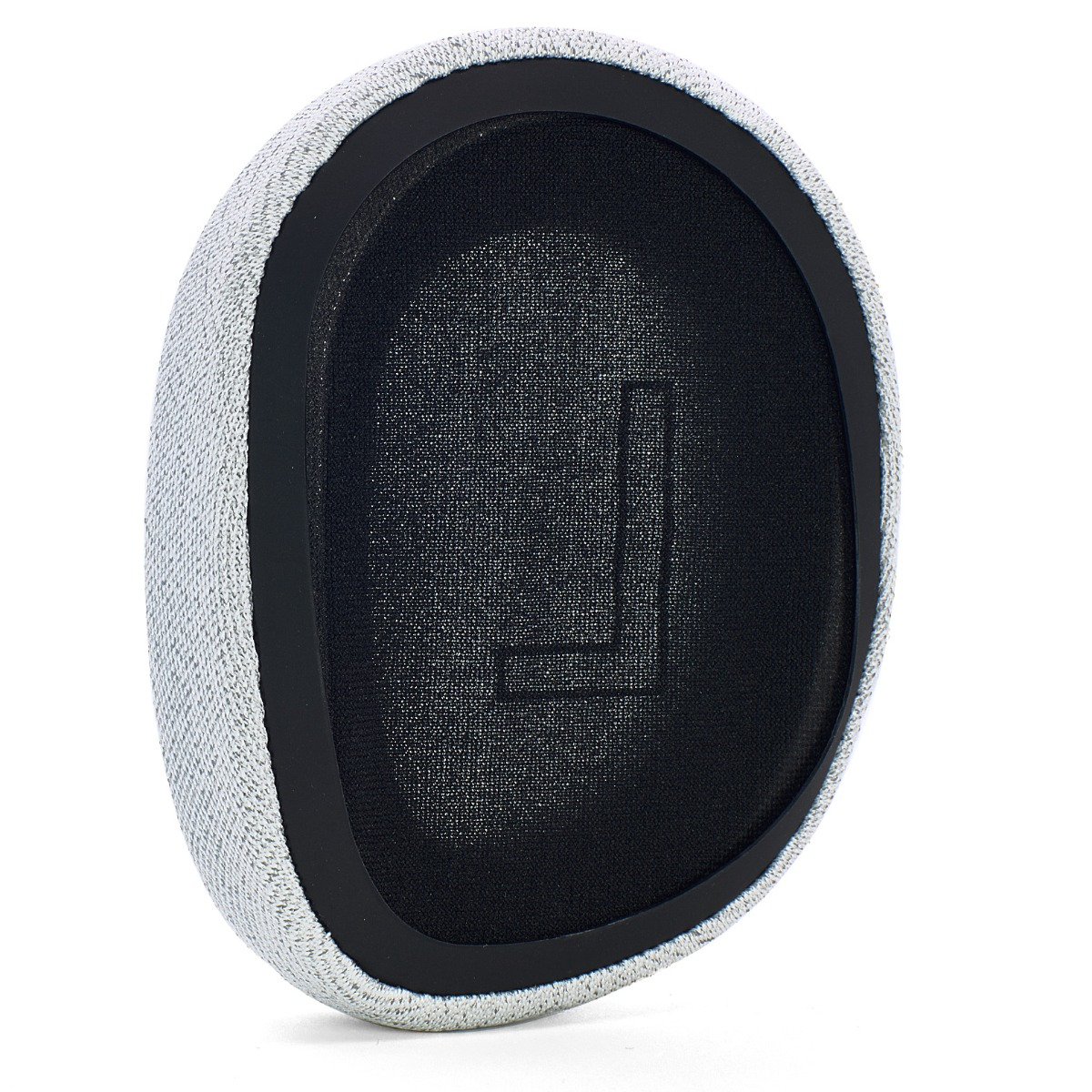 Primer plano de una almohadilla de auriculares. Tiene un centro negro con una 'L', rodeado de tela gris plateada y plástico negro.