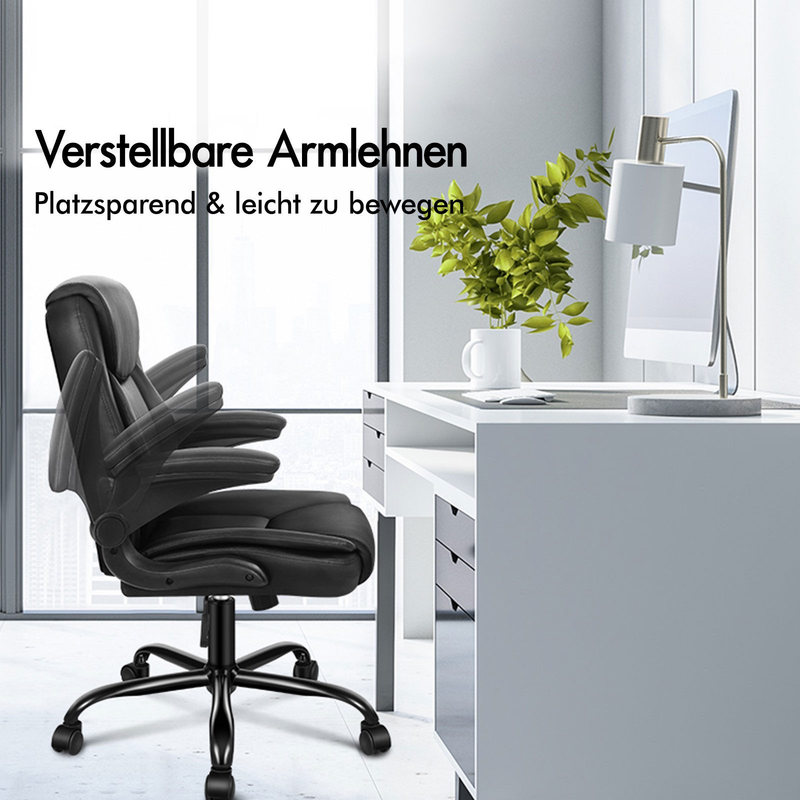 Schwarzer Bürostuhl mit verstellbaren Armlehnen. Ein weißer Schreibtisch mit Lampe, Pflanze und Becher im Hintergrund.