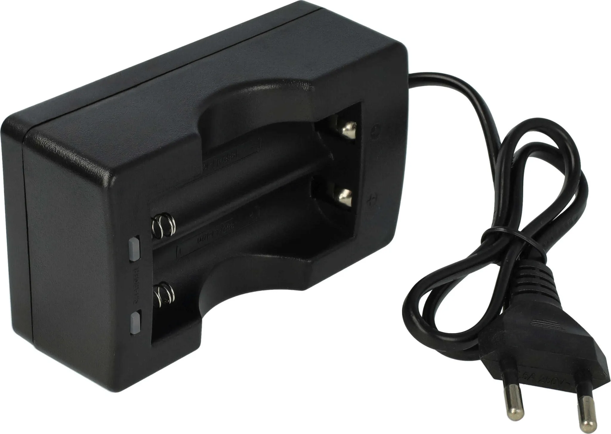 Schwarzes Batterieladegerät mit zwei Steckplätzen, einem Stromkabel und einem Stecker. Der Hintergrund ist weiß.