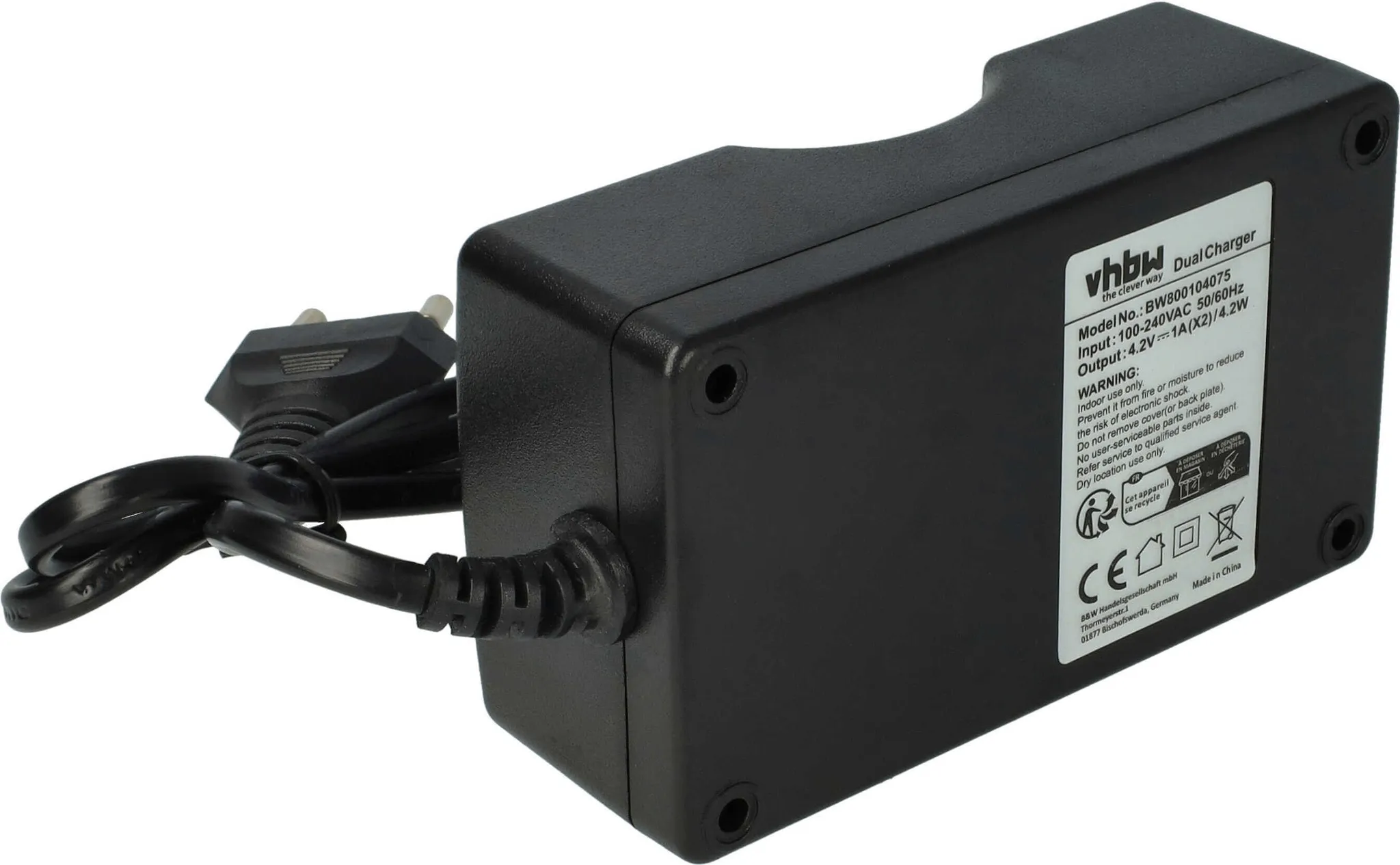 Schwarzes Dual-Ladegerät mit Stecker und Kabel. Das Ladegerät hat ein Etikett mit Text und Symbolen.