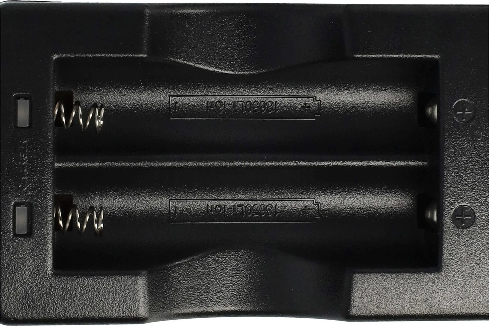 Schwarzes Batterieladegerät mit zwei Schlitzen, Metallfedern und 18650 Li-Ion-Text.