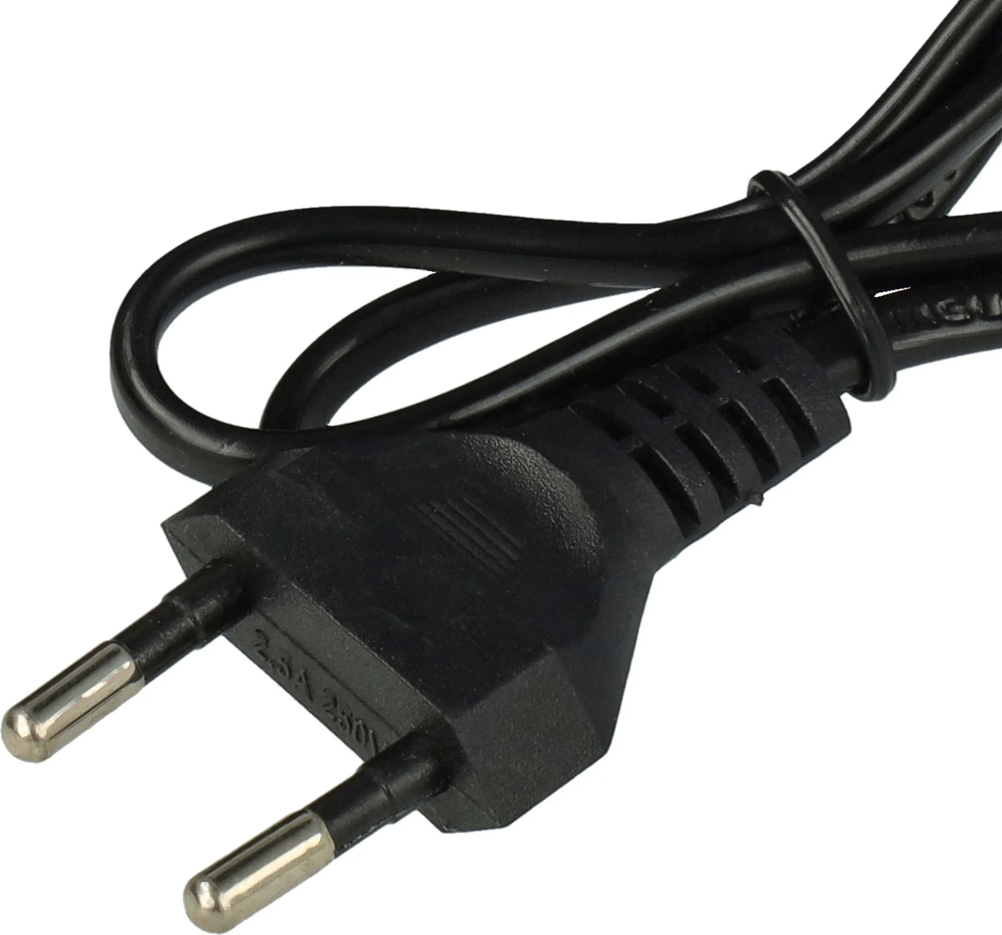 Ein schwarzer Netzstecker mit zwei Metallstiften. Schwarzes Kabel ist darum gewickelt. Weißer Hintergrund.