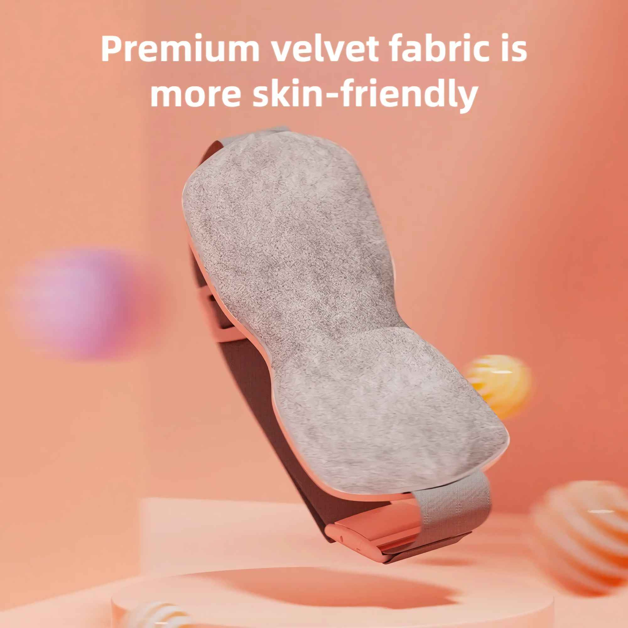 Ein graues Kissen mit einem Gurt und einem rosa Rahmen, vor einem pfirsichfarbenen Hintergrund, mit Text: Premium-Samtstoff.