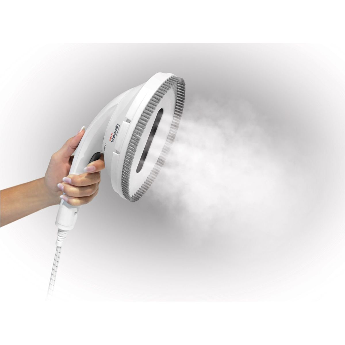 Una mano tiene un ferro da stiro a vapore bianco, il vapore esce dalla testa. Il ferro è etichettato 'Vaporella'. Un cavo bianco si estende verso il basso.