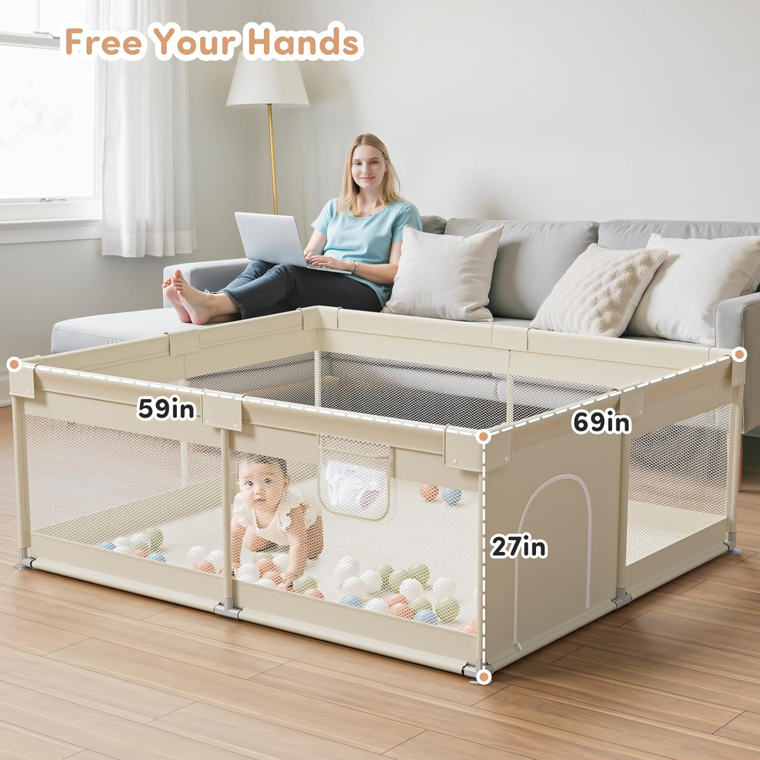 Eine Frau arbeitet am Laptop, während ein Baby in einem Laufstall spielt. Der Stift ist beige, mit Bällen gefüllt und misst 59x69x27 Zoll.