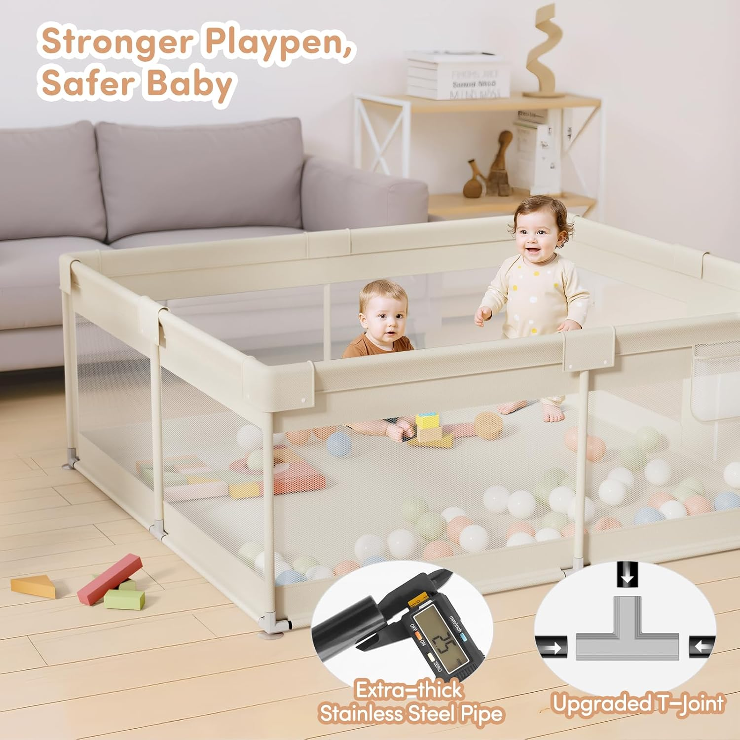 Zwei Babys in einem beigefarbenen Laufstall mit weißen Bällen. Der Text lautet 'Stärkerer Laufstall, sichereres Baby'.