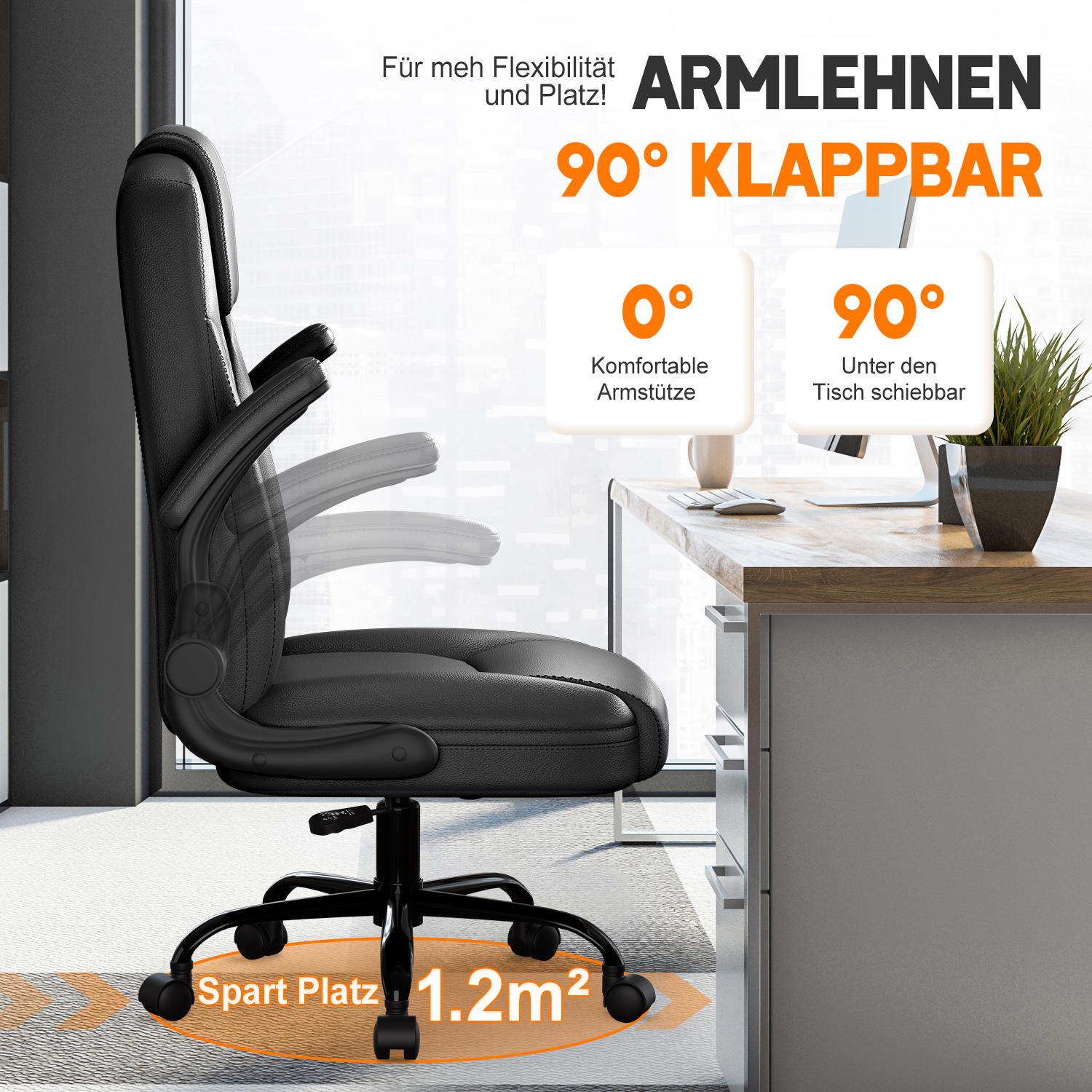Ein schwarzer Bürostuhl mit verstellbaren Armlehnen und einer 90-Grad-Klappfunktion. Er steht in der Nähe eines Schreibtisches mit einer Pflanze.