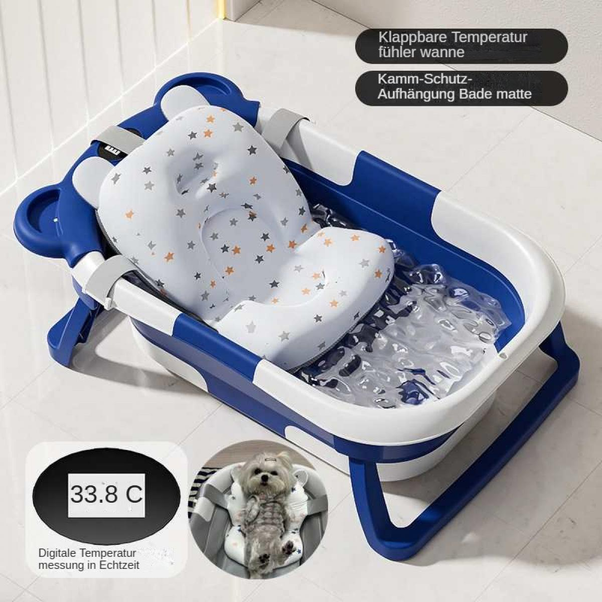 Eine blau-weiße Babybadewanne mit einem weißen Kissen mit Sternenmuster. Ein digitales Thermometer zeigt 33,8 °C.