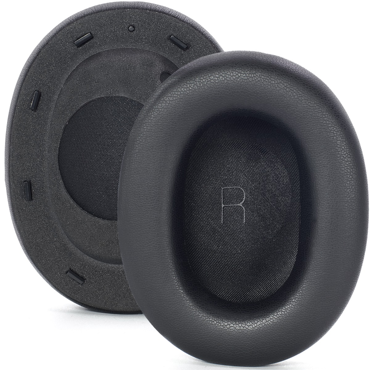 Dos almohadillas negras para auriculares. Una delante, la otra ligeramente detrás. La delantera tiene una 'R' en relieve.