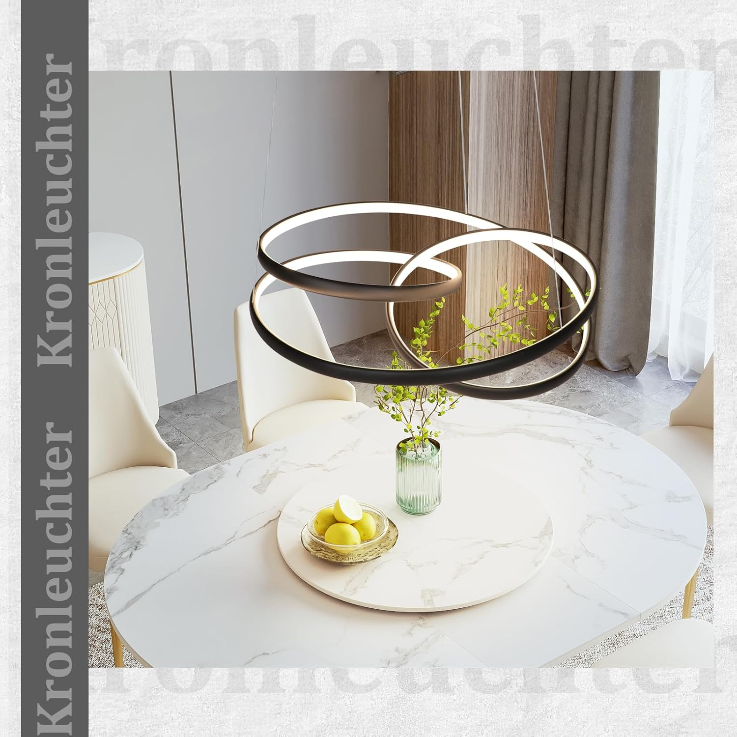 Ein modernes Esszimmer mit rundem Marmortisch und Blumengesteck unter einem kreisförmigen Kronleuchter.