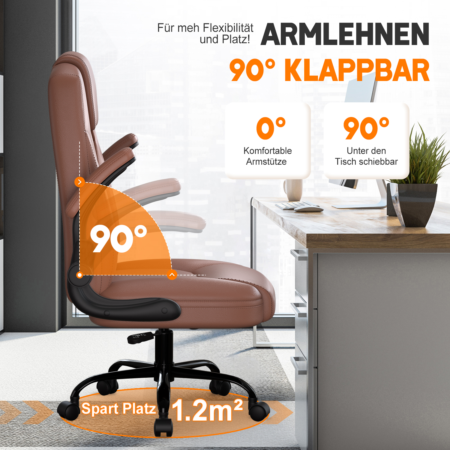 Brauner Bürostuhl mit 90° verstellbaren Armlehnen. Text: '90° KLAPPBAR', 'Spart Platz 1.2m²'. Schreibtisch, Pflanze und Fenster im Hintergrund.