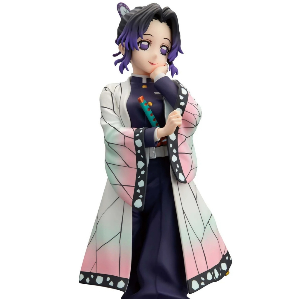 Figura de anime de una mujer con cabello y ojos morados, vestida con una bata blanca y rosa estampada, y sosteniendo una espada.