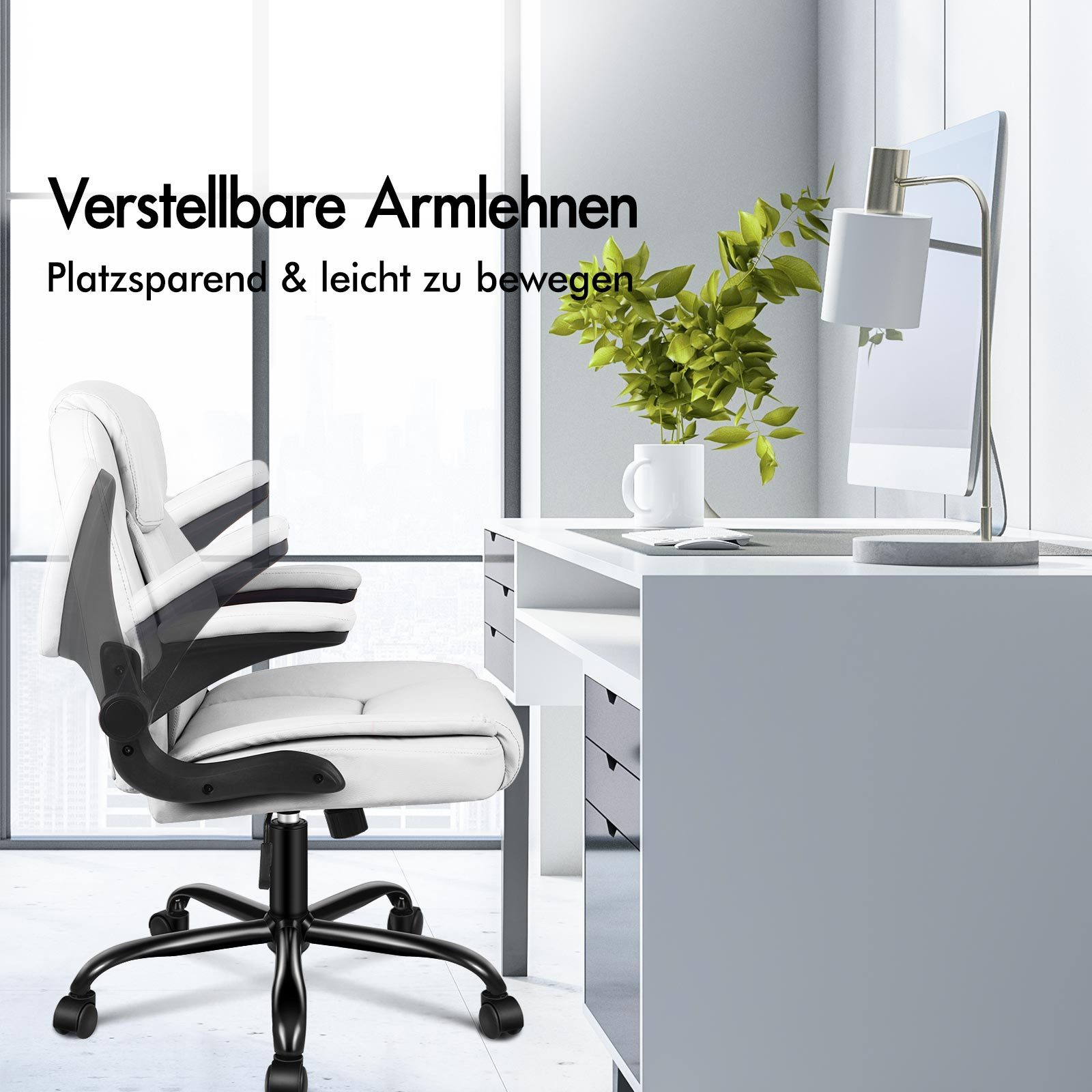 Weißer Bürostuhl mit verstellbaren Armlehnen. Schreibtisch mit Monitor, Lampe und Pflanze im Hintergrund. Die Szene hat natürliches Licht.