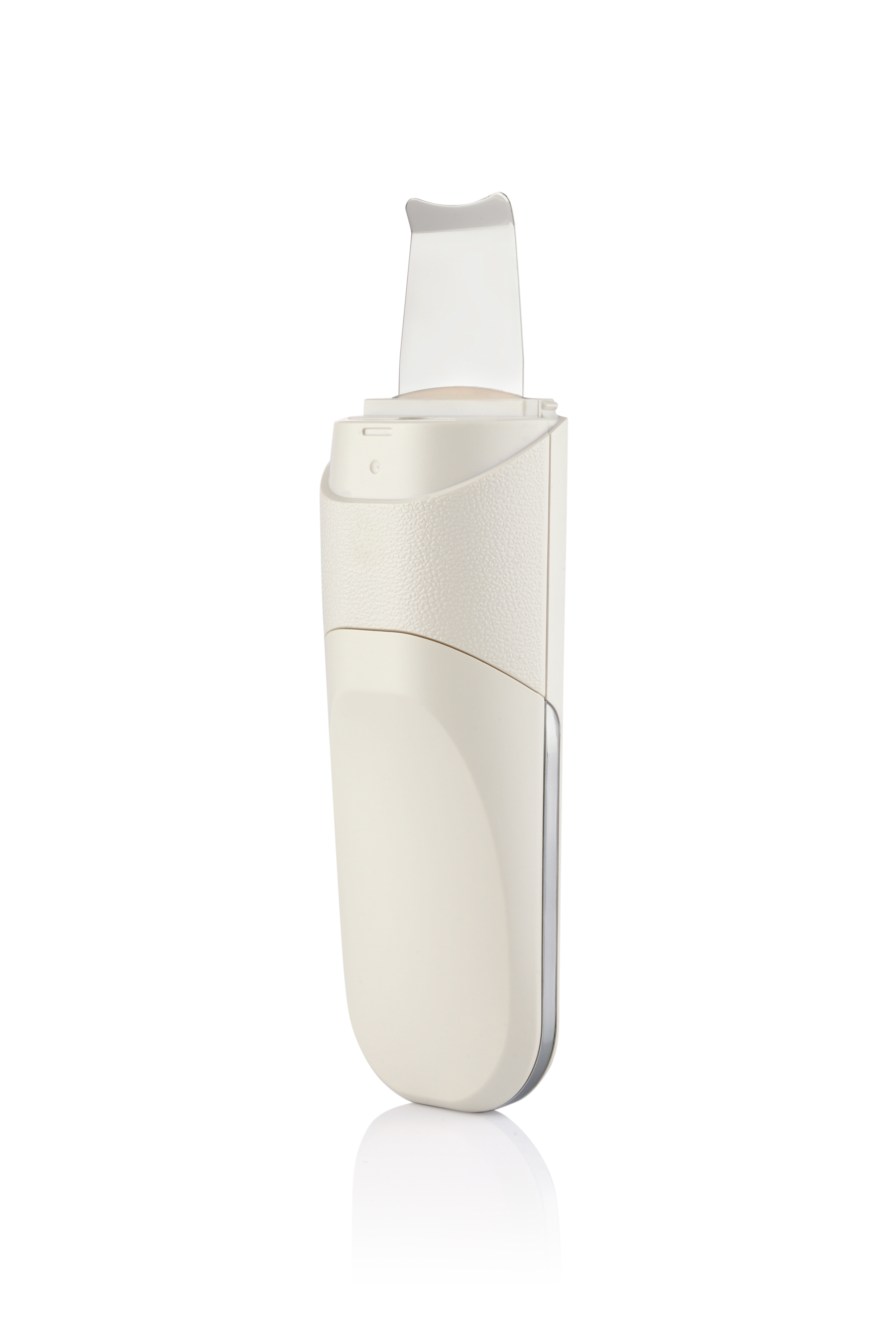 Un dispositivo de limpieza facial color crema con extremo en forma de espátula, sobre fondo blanco, reflejando.